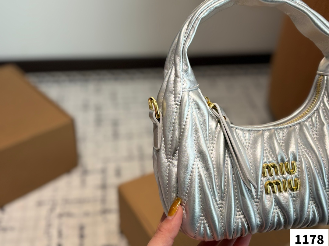 P170  miumiuhobo 缪缪腋下包 主打经典包型之一的Hobo
宽手柄像皮带式超个性
还配有细长调节肩带，手拎斜挎一手抓
简简单单不花哨是最耐看也是最百搭
近两年miu水涨船高，爆款制造机
出什么火什么，杀疯了已经，都去冲一整个甜酷少女感路线，赢麻了！！
尺寸：21 13 