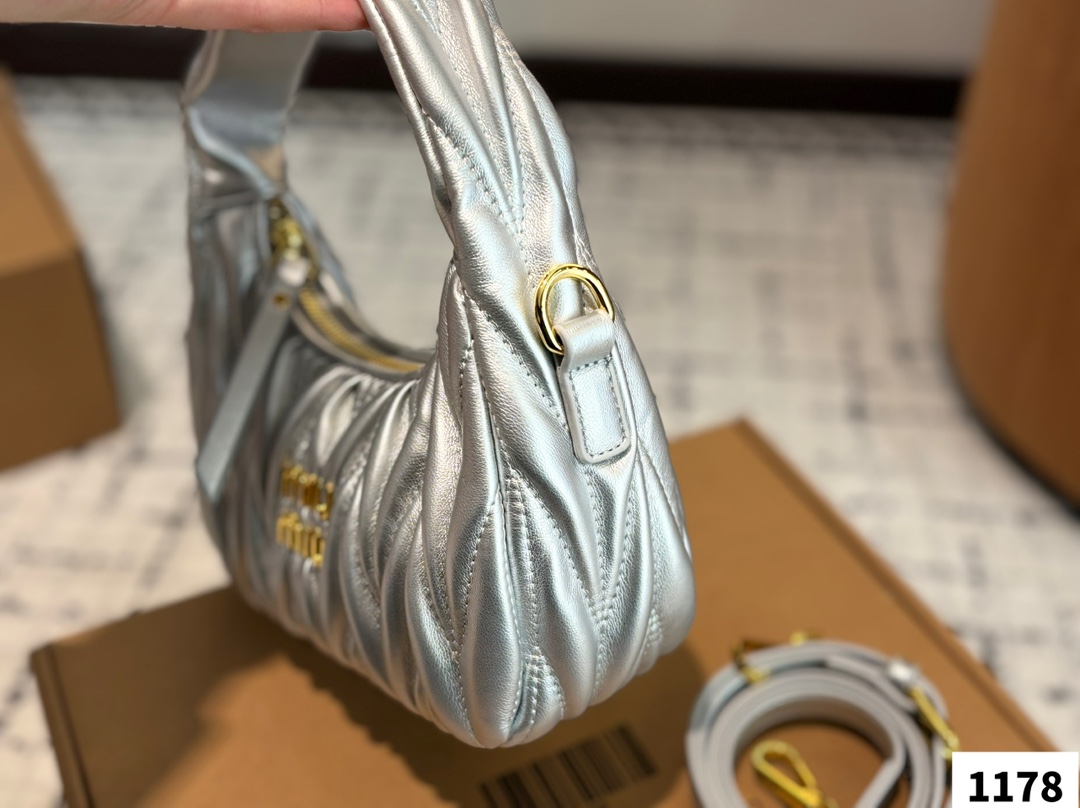 P170  miumiuhobo 缪缪腋下包 主打经典包型之一的Hobo
宽手柄像皮带式超个性
还配有细长调节肩带，手拎斜挎一手抓
简简单单不花哨是最耐看也是最百搭
近两年miu水涨船高，爆款制造机
出什么火什么，杀疯了已经，都去冲一整个甜酷少女感路线，赢麻了！！
尺寸：21 13 