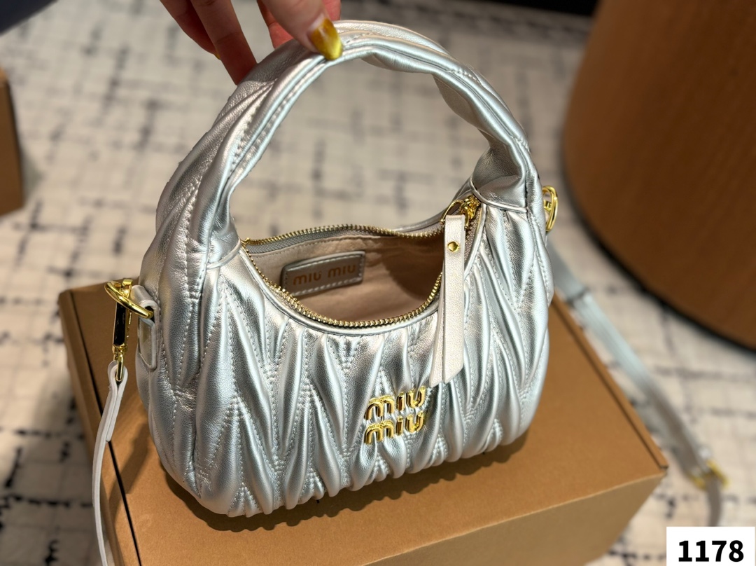 P170  miumiuhobo 缪缪腋下包 主打经典包型之一的Hobo
宽手柄像皮带式超个性
还配有细长调节肩带，手拎斜挎一手抓
简简单单不花哨是最耐看也是最百搭
近两年miu水涨船高，爆款制造机
出什么火什么，杀疯了已经，都去冲一整个甜酷少女感路线，赢麻了！！
尺寸：21 13 