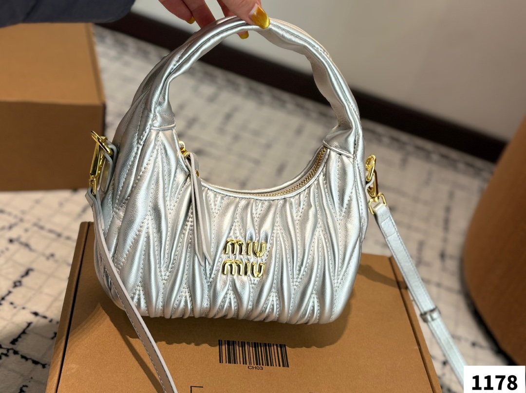 P170  miumiuhobo 缪缪腋下包 主打经典包型之一的Hobo
宽手柄像皮带式超个性
还配有细长调节肩带，手拎斜挎一手抓
简简单单不花哨是最耐看也是最百搭
近两年miu水涨船高，爆款制造机
出什么火什么，杀疯了已经，都去冲一整个甜酷少女感路线，赢麻了！！
尺寸：21 13 