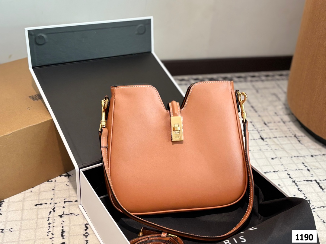 💰295 配盒子
Celine 赛琳水桶包
一直很喜欢小牛皮的包
经久耐看
有着高颜值的复古文艺气息🌱
尺寸:26 22