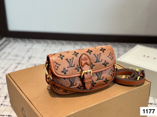 Louis Vuitton Diane Baguette Bag, Mini Monogram, Shoulder Bag, 19x10cm