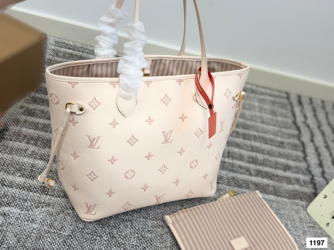 p170（礼盒包装）
LV 爆款 购物袋 LV 系列 购物袋 Onthego 购物或周末出游 拎起 Onthego 手袋即刻出发  Lv 新款 购物袋大花新料尺寸：32*16*29cm