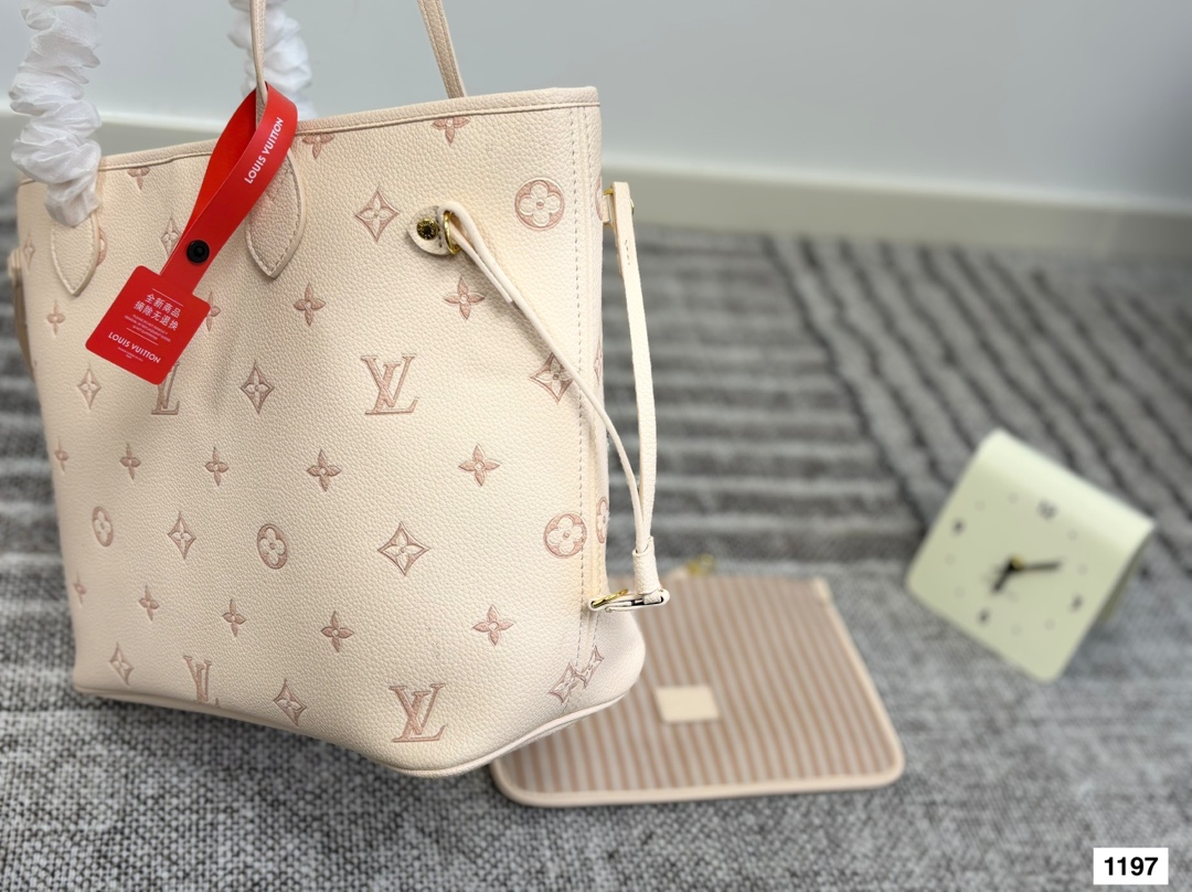 p170（礼盒包装）
LV 爆款 购物袋 LV 系列 购物袋 Onthego 购物或周末出游 拎起 Onthego 手袋即刻出发  Lv 新款 购物袋大花新料尺寸：32*16*29cm