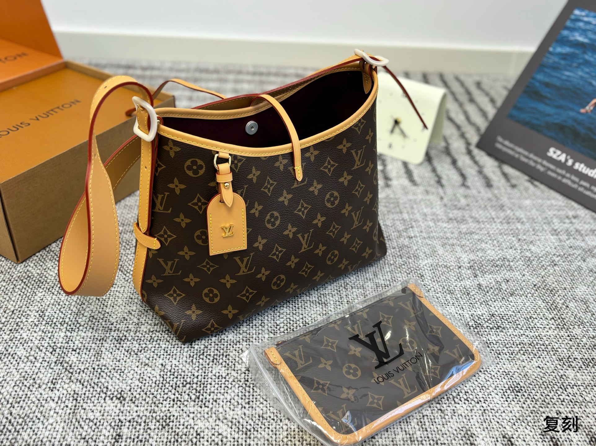 P335  配飞机盒折叠盒子 路易威登Lv Carryall新款通勤包颜值实用 可斜挎、单肩。容量保证，敞口磁铁吸内扣取放平板小电脑非常方便，是驴家通勤包款颜值担当 尺寸29 25 