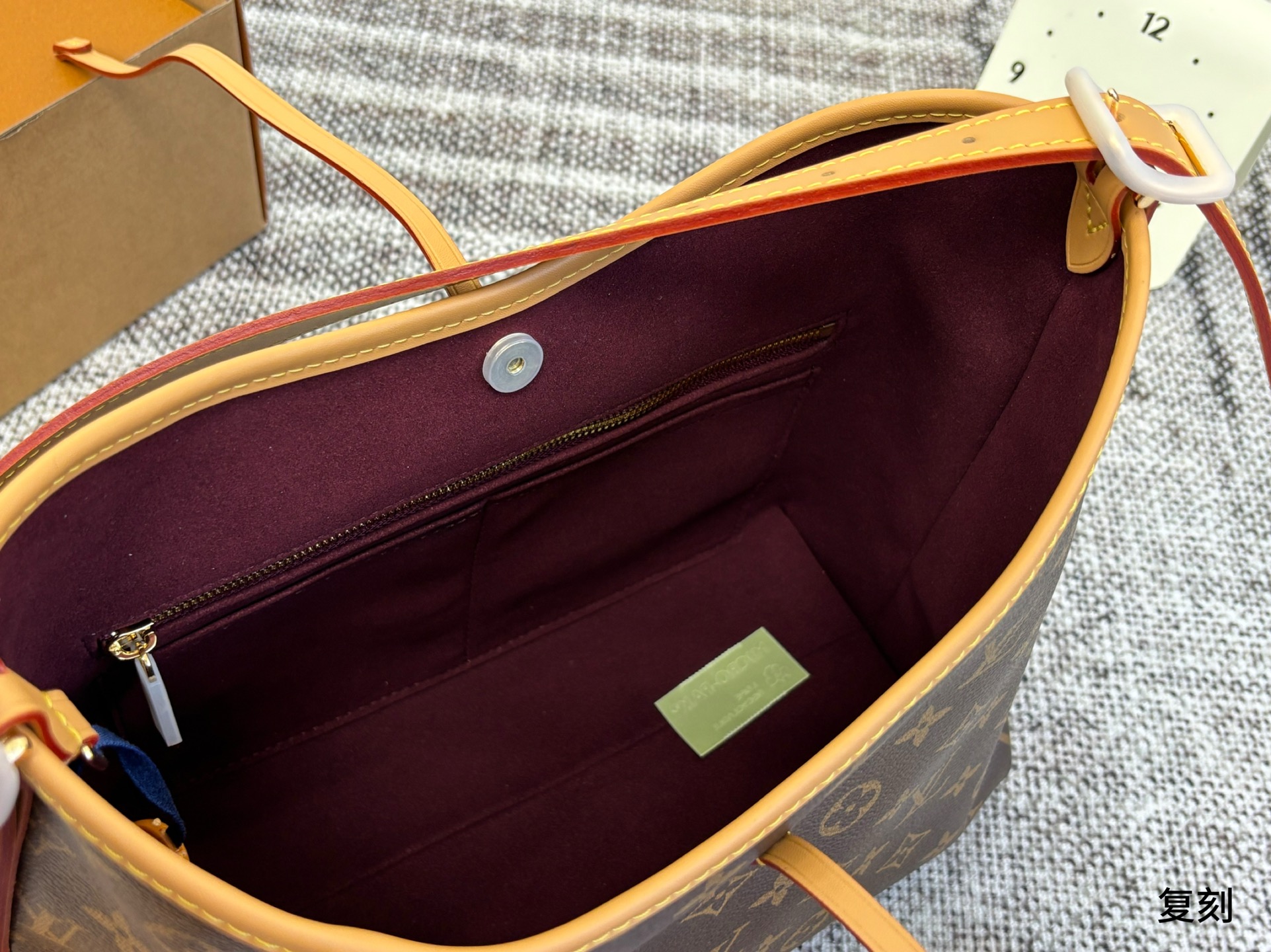 P335  配飞机盒折叠盒子 路易威登Lv Carryall新款通勤包颜值实用 可斜挎、单肩。容量保证，敞口磁铁吸内扣取放平板小电脑非常方便，是驴家通勤包款颜值担当 尺寸29 25 