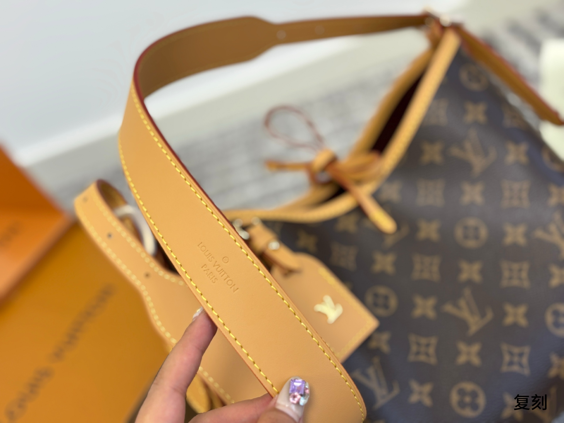 P335  配飞机盒折叠盒子 路易威登Lv Carryall新款通勤包颜值实用 可斜挎、单肩。容量保证，敞口磁铁吸内扣取放平板小电脑非常方便，是驴家通勤包款颜值担当 尺寸29 25 
