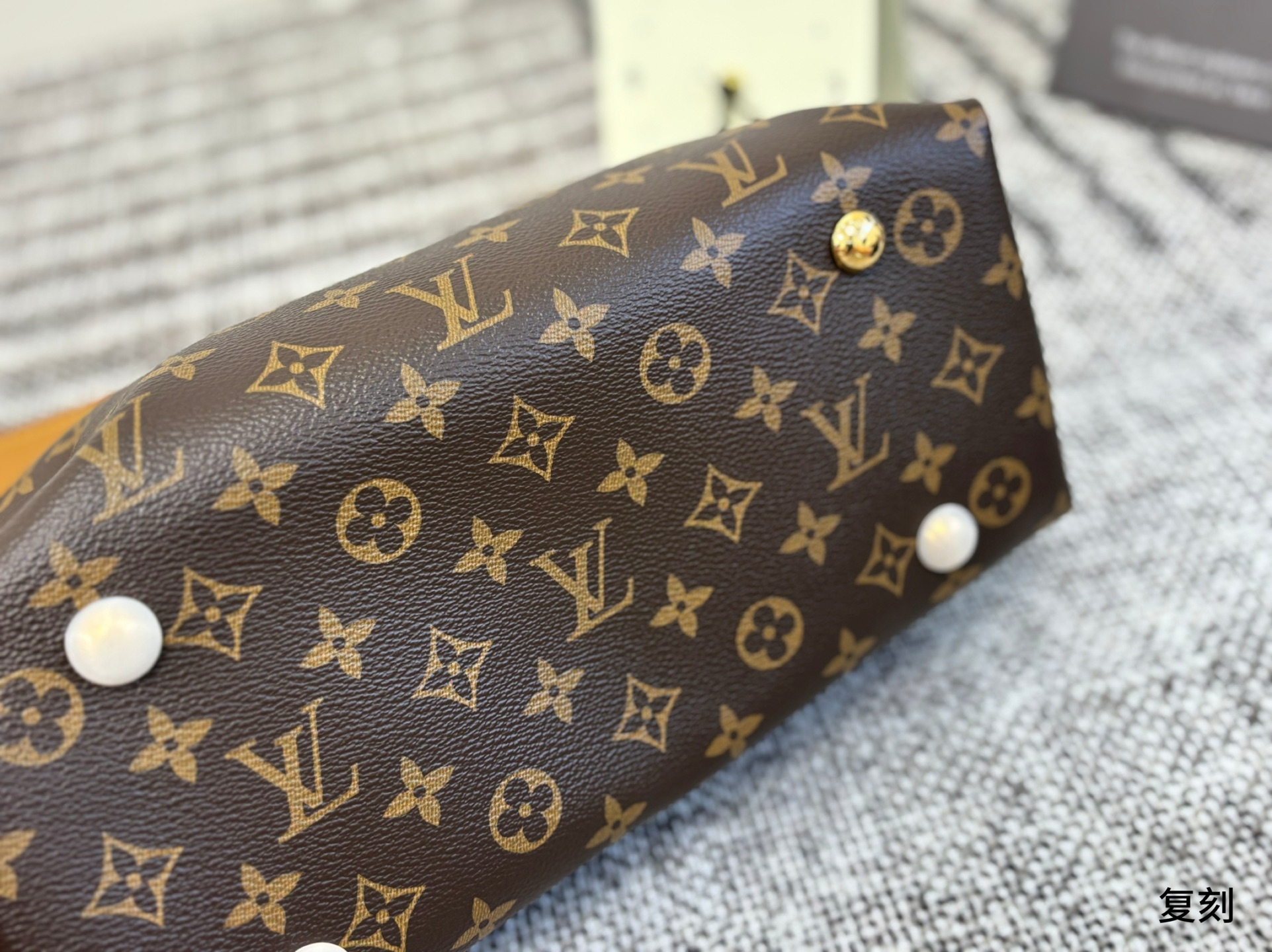 P335  配飞机盒折叠盒子 路易威登Lv Carryall新款通勤包颜值实用 可斜挎、单肩。容量保证，敞口磁铁吸内扣取放平板小电脑非常方便，是驴家通勤包款颜值担当 尺寸29 25 