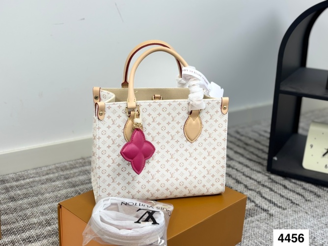 Louis Vuitton OnTheGo Tote Bag, Cream Leather, 25cm, With Accessories 1 Louis Vuitton OnTheGo Tote Bag, Cream Leather, 25cm, With Accessories