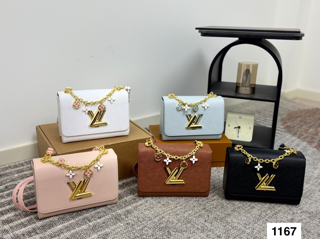 Louis Vuitton Twist: Sac à Main Élégant avec Quincaillerie Dorée et Logo Distinctif