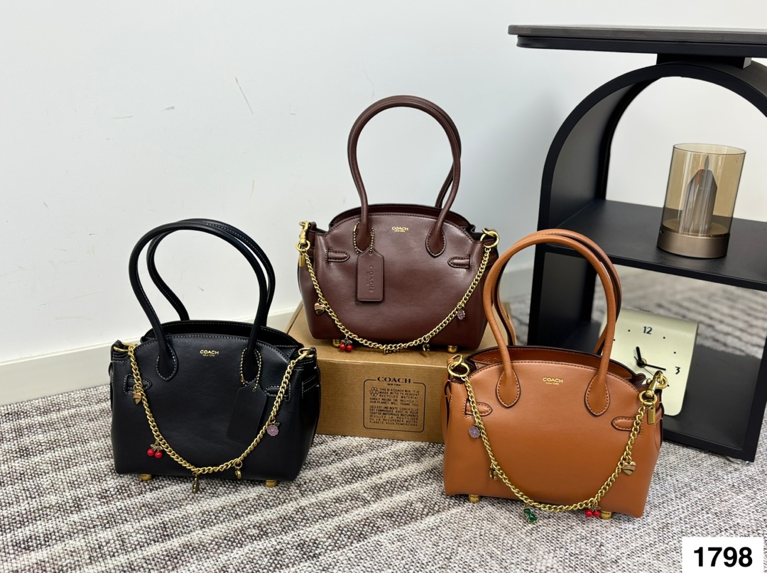 💰410 飞机盒
COACH 蔻驰|EM💰IRE 21 复古手提
em💰ire  carryall 又迎来新成员了
21厘米的尺寸，小巧可爱又实用
尺寸22×14