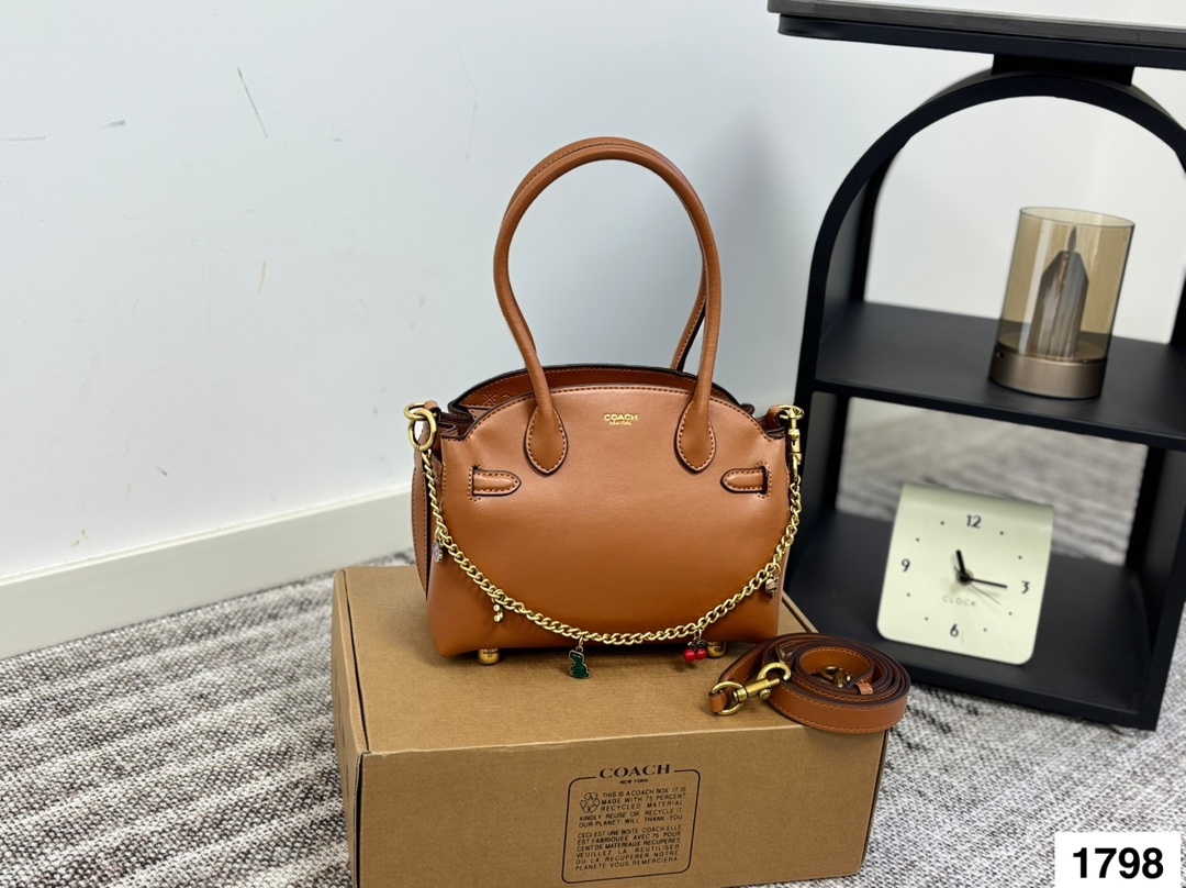 💰410 飞机盒
COACH 蔻驰|EM💰IRE 21 复古手提
em💰ire  carryall 又迎来新成员了
21厘米的尺寸，小巧可爱又实用
尺寸22×14