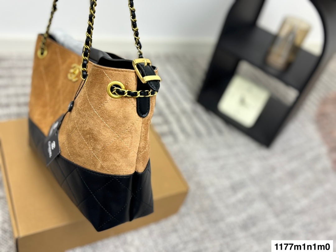 P180 尺寸35.24
CHANEL香奈儿新款25A hobo手提链条托特包购物包💕
质感很绝，包身很轻，实用主义会爱的大容量
双C logo搭配做旧五金，氛围感拉满
质感超好，手感细腻柔软，质感绝了‼️