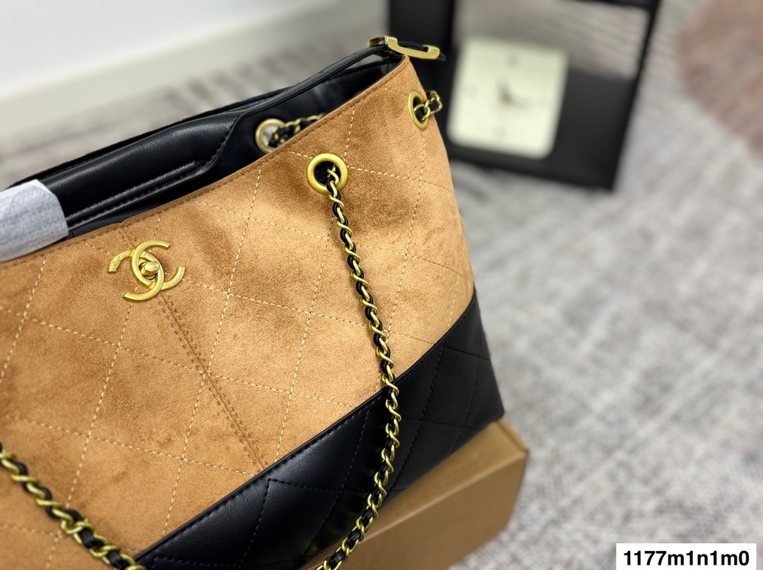 P180 尺寸35.24
CHANEL香奈儿新款25A hobo手提链条托特包购物包💕
质感很绝，包身很轻，实用主义会爱的大容量
双C logo搭配做旧五金，氛围感拉满
质感超好，手感细腻柔软，质感绝了‼️