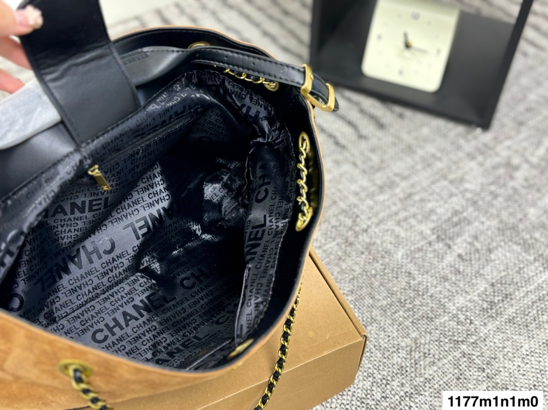 P180 尺寸35.24
CHANEL香奈儿新款25A hobo手提链条托特包购物包💕
质感很绝，包身很轻，实用主义会爱的大容量
双C logo搭配做旧五金，氛围感拉满
质感超好，手感细腻柔软，质感绝了‼️