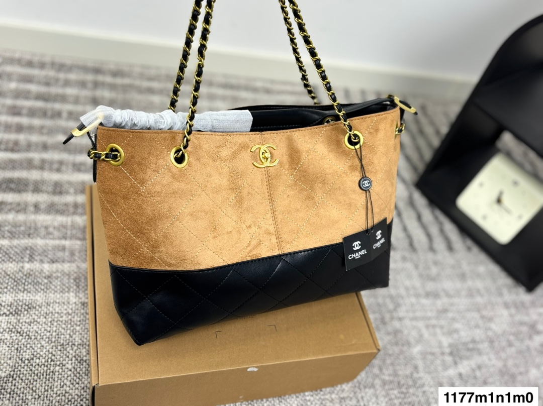 P180 尺寸35.24
CHANEL香奈儿新款25A hobo手提链条托特包购物包💕
质感很绝，包身很轻，实用主义会爱的大容量
双C logo搭配做旧五金，氛围感拉满
质感超好，手感细腻柔软，质感绝了‼️