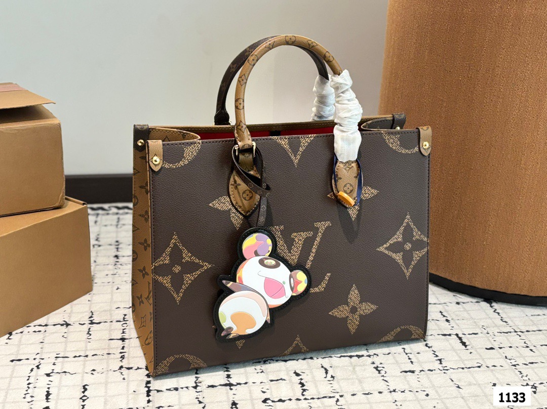 P293 With Accessories 20 | Lv Onthego 35cm Embossed Jungle Bag | Folding Gift Box Quality Lv A/b Side Spray Painting Onthego Mommy Bag The King Of Cost Performance This Is An Awesome Bag Type, Inspired By The Street Brand That Spoofs Lv. In The Past, Louis Vll Litton Will Never Step Down From The Altar, Quality. Very Worth Buying This Season, Extra Large Shopping Bag, Not Easy To Deform. And The Design Of The Big Logo Is Super Nice. In Addition To The Hand Carry, It Also Thoughtfully Adds A Mid-length Shoulder Strap, Which Can Be Said To Be Very Good. The Quality Of The Flower Instantly Beats All Low-end Products On The Market. The Upper Body Is Really Elegant Size 35cm