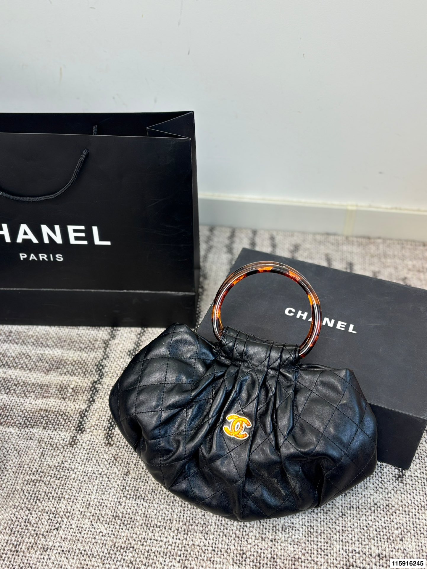 P218 Comes With Folding Box | Chanel 26c Tortoiseshell Handle Lucky Bag Bag | Chanel 26c Early Spring Series Lucky Bag Bag, Black Suede + Tortoiseshell Color Handle, Full Of Retro Elegance. Classic Rhombus Stitching + Double Clogo, The Details Are Exquisite, Mobile Phones And Small Items Can Be Easily Stored, The Suede Is Soft, And The Autumn And Winter Matching Is Very Atmospheric. The Tortoise Shell Handle Has A Strong Luster And Looks Great In Hand-held Or Retro Styles. It Is Practical And Fashionable And Is A Popular Item | Size 30.20