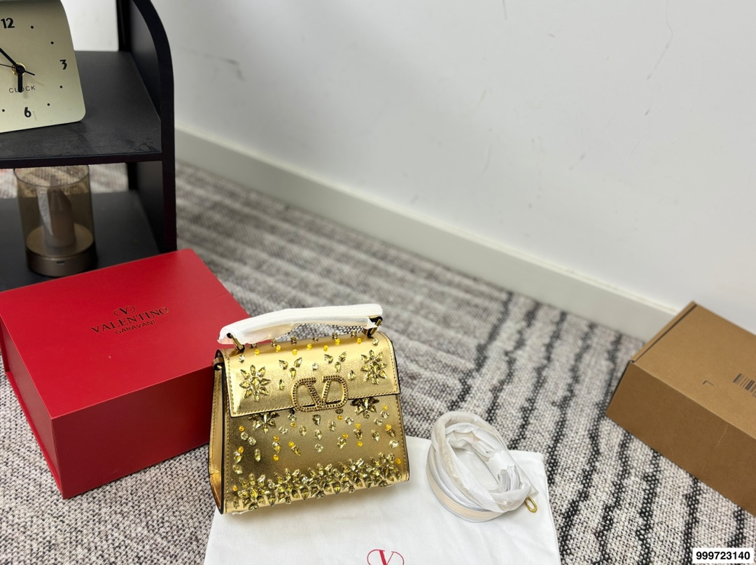 P345 Valentino Handbag With Folding Box. Valentino Has Really Stepped Up Its Game This Time. It Is Favored By Celebrities From All Walks Of Life The Simple Design Is Not Only Artistic But Also Exquisite. Premium Size: 19 15