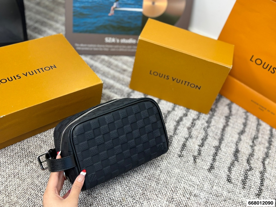 P180 Complete Pack Size 22.14 | The Lv Toiletry Bag Is Made Of Fine-grain Taurillon Monogram Leather And Is An Elegant Way To Carry Toiletries And Other Personal Items. The Bag Is Spacious, Equipped With Double Zipper Closure And Washable Lining, Making It Both Stylish And Functional. This Accessory Makes A Thoughtful Gift Or Perfectly Complements Any Travel Bag. Detail