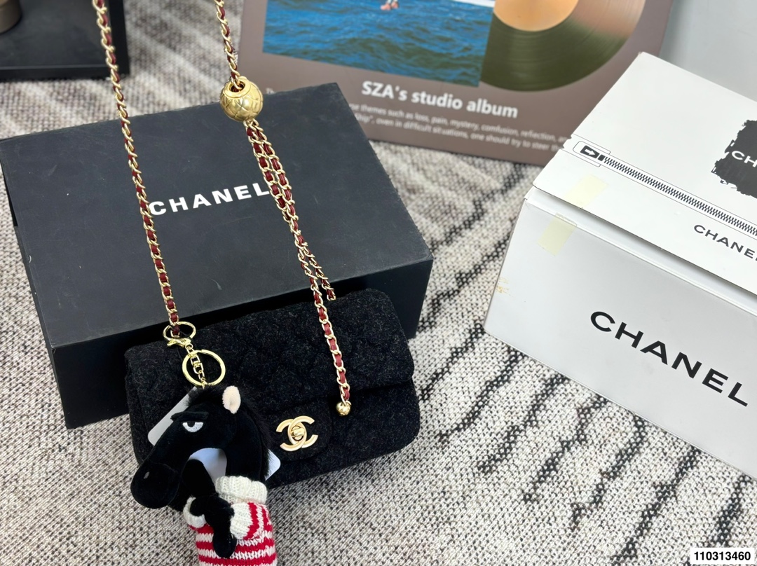 P240 With Gift Box Pendant 15 | Size 19×10 | Chanel Fragrant Grandma Woolen Golden Ball Square Fat Man | The Most Beautiful Golden Ball Square Fat Man In The World Chanel | A Must-have For Fair And Beautiful Young Ladies | Just A Small Golden Ball, Too High-end