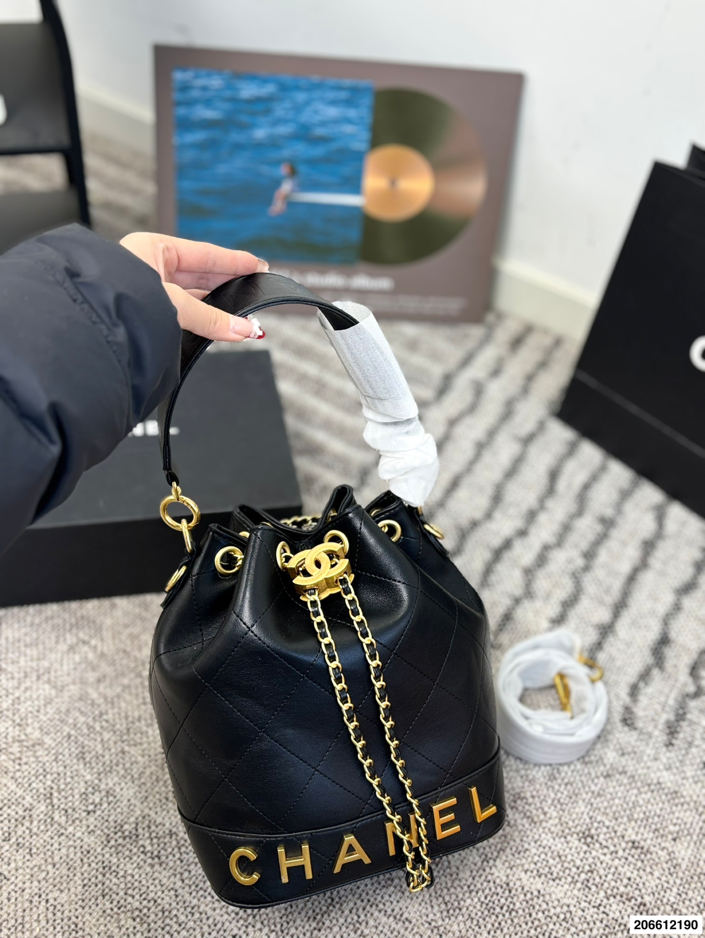 P195 | Chanel Drawstring Bucket Bag | The Metal Chain And Double C Logo Are Super Textured . The Rhombus Pattern Stitching On The Bag Body Is Inspired By The Ebony Lacquered Screen, Which Is Retro And High-end. It's Ok To Carry As A Hand, Armpit Or Crossbody. The Chain Is Adjustable And Looks Great With A Coat Or T-shirt In Autumn And Winter. The Suede Is Soft. Remember To Avoid Contact With Water And Oil And Use Care Spray Regularly To Maintain It ️Size 25.22