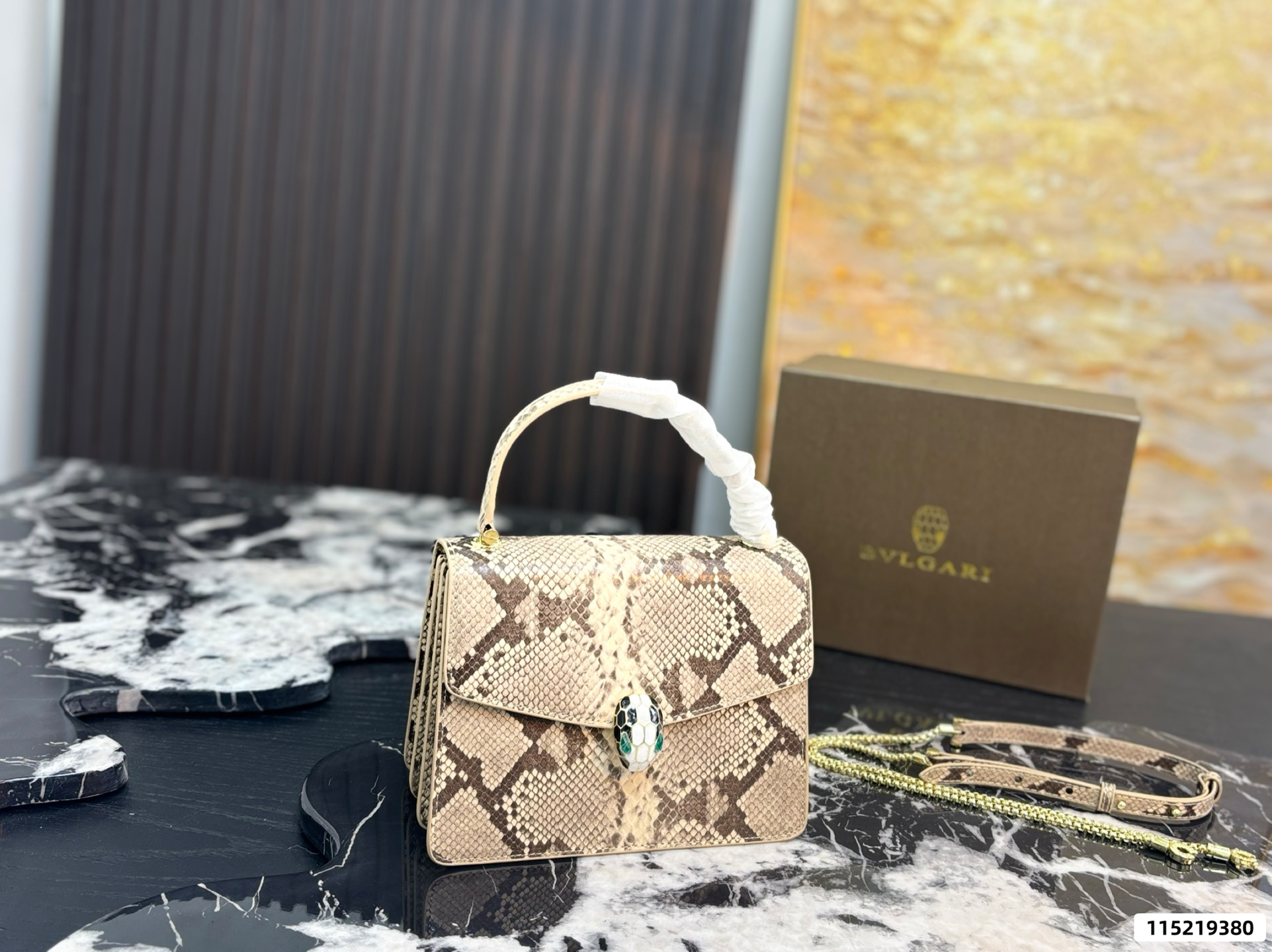 P160 con caja, este bolso de hombro de la serie Serpenti Forever de BVLGARI, digno del mismo modelo que usan …