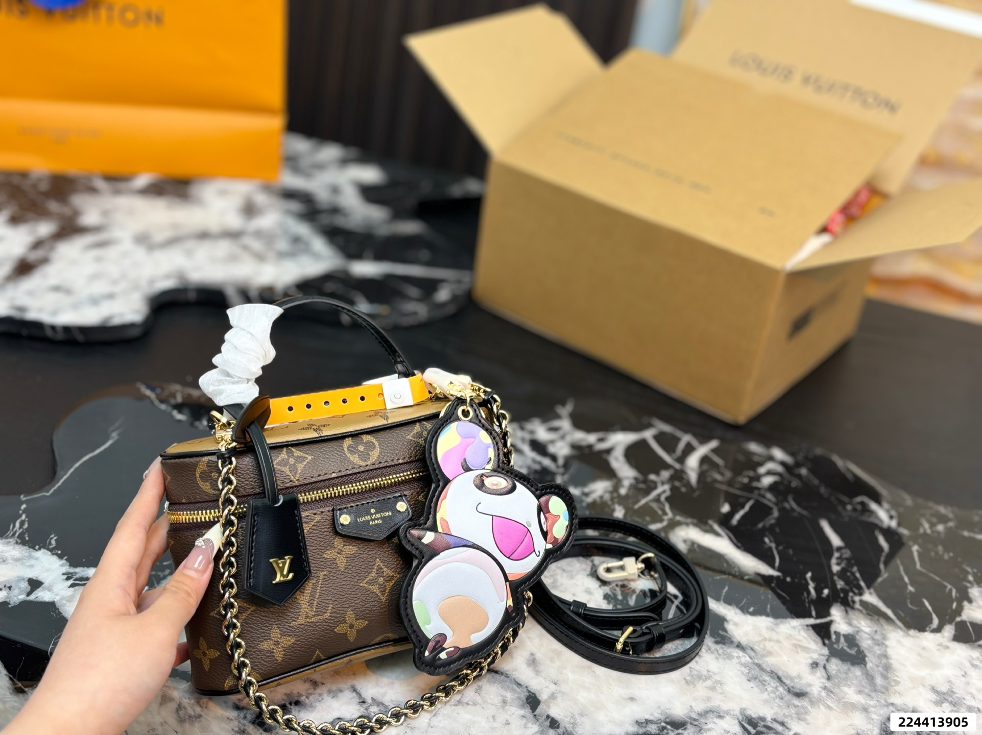 P323 Folding Box Airplane Box️ With Pendant | | Size: 20cm | | Lv Cosmetic Bag Vanity Cosmetic Case | Cosmetic Case Chain Bag With Strong Design Sense. | Using The Iconic L Luggage Elements, It Shows A Strong Retro Sentimental Tone. Flexible Use Of Color-blocking Style, The Shoulder Strap Design That Combines Metal And Leather Braid Just Brings Out The Fashion Charm. | Whether It Is Carried By Hand, On The Shoulder Or Cross-body, It Is Great. It Is A Refined, Fashionable And Versatile Style. A Simple And Crude Introduction Means It Looks Good.