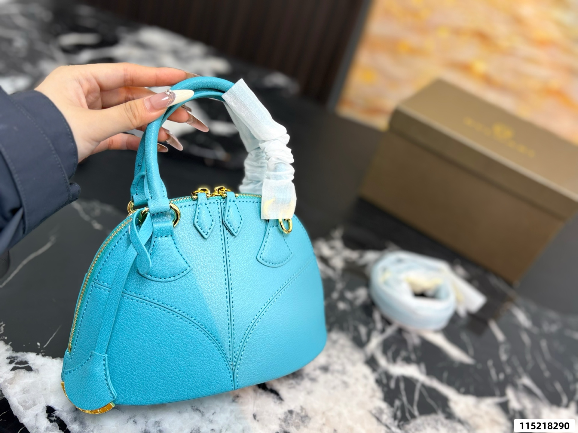 P150 caja incluida, bolsos nuevos de Bvlgari de un vistazo 💼, un artículo de moda que combina elegancia y de…