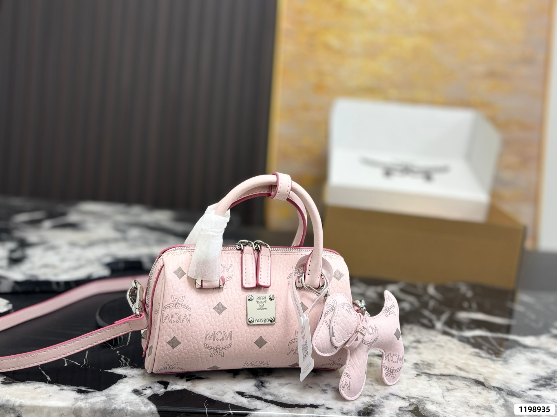 P125 caja de avión con colgante. Tamaño: 18*9cm. Bolso mini Boston de MCM. Herrajes de la tienda oficial👏 Aquí está, s…
