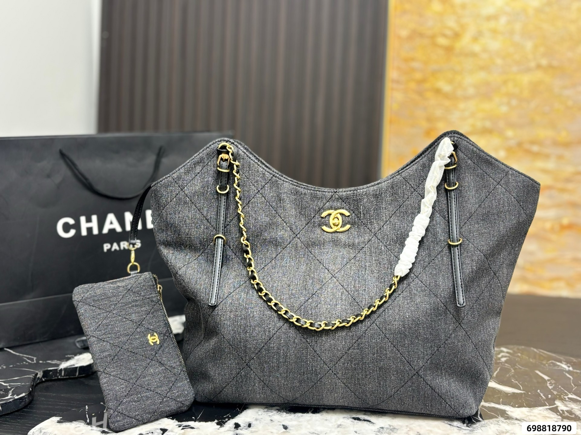 P285 | Chanel 25s Hobo Tote Bag Chanel | 𝐂𝐇𝐀𝐍𝐄𝐋 𝟐𝟓𝐒Runway Style𝐓𝐨𝐭𝐞 | The 𝟐𝟓𝐬 Big 𝐡𝐨𝐛𝐨 Being Planted By 𝐆𝐃 Quan Zhilong My Heart Fluttered When I Saw Him Carrying It It Looks Good And Can Be Put On The Upper Body Is Super Classy ️ Perfectly Fashionable When Paired With Casual Wear The Texture Is Soft And Delicate; The Silhouette Is Lazy And Casual. Size 33 29