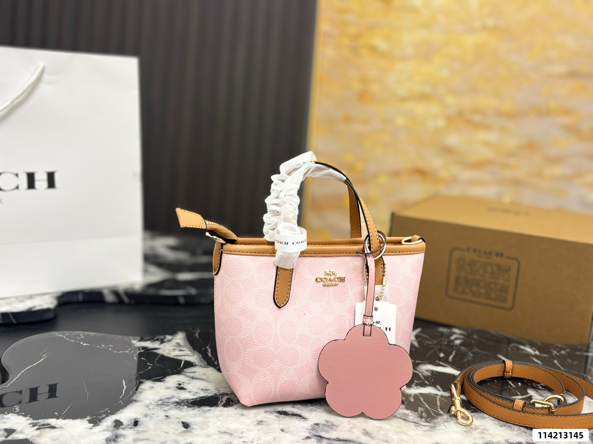 P203 Comes With Airplane Casecoach Vegetable Basket, Classic Presbyopic Series, Super Soft Pink Gray Color, With Brown Handle, Full Of Spring And Summer Atmosphere The Capacity Is Moderate, So It’s Ok For Commuting And Going Out On The Street. It Comes With A Detachable Long Shoulder Strap, So You Can Switch It Between Hand-held, One-shoulder Or Cross-body Wear, Making It Practical And Versatile. | Size 16 15 Item No. 165