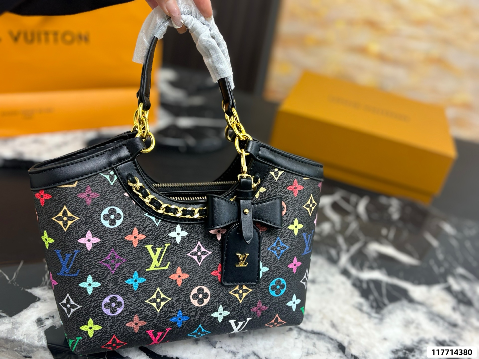P225 With Gift Box | Lv Crossbody Bag | Lv High-end Large Handbag Debut Love It | Low-key And Practical Tote With Luxurious Texture. This One Also Has Adjustable Shoulder Straps, Large Capacity, Very Suitable For Commuting. Size 22 18cm