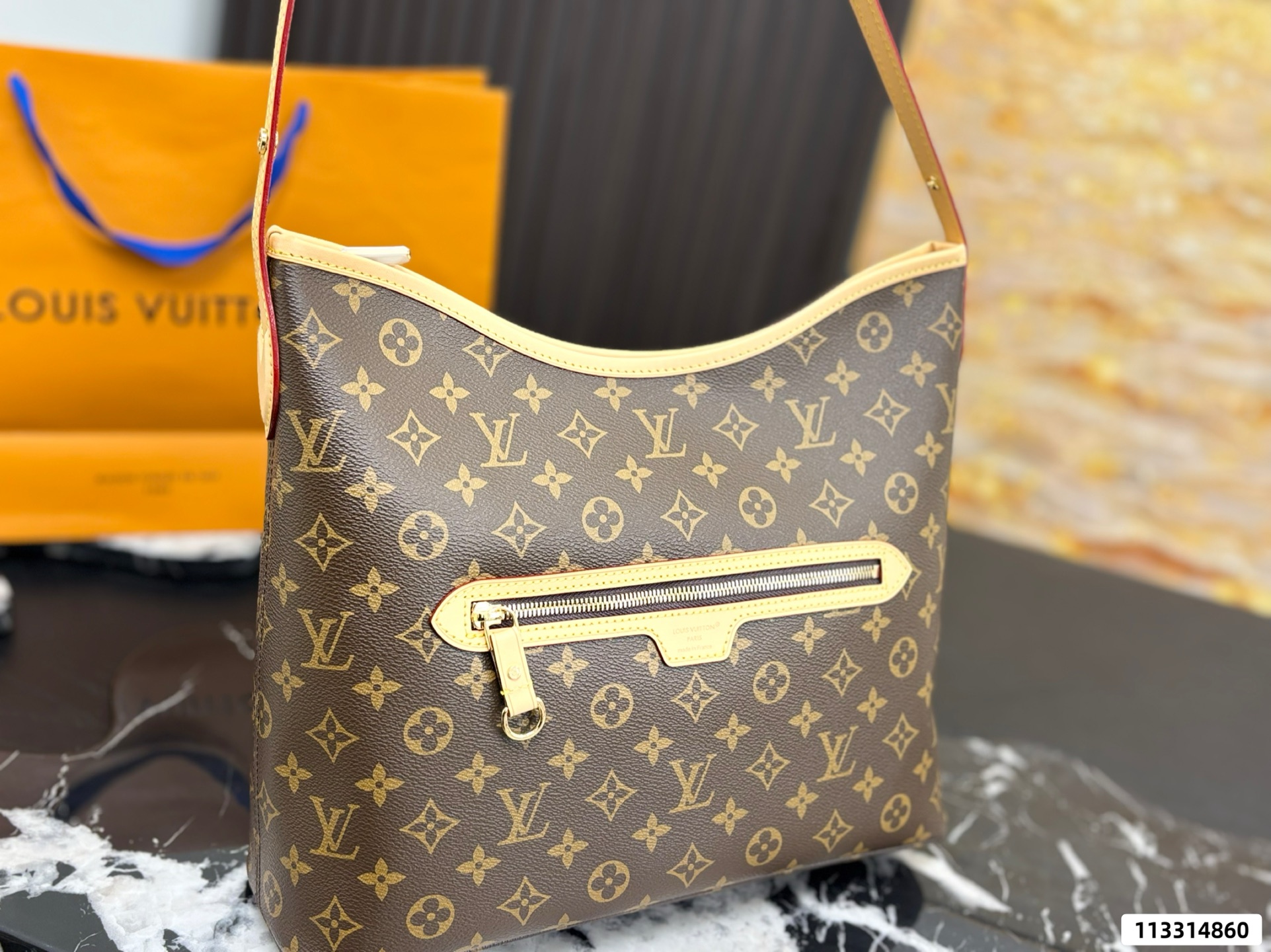 P300 With Gift Box | | Size: 35 25cm | L's Lineup Shopping Bag | Who Can Resist A Good-looking Bag | January's New Line Up | The Shoulder Strap Is Adjustable, | Can Be Worn Crossbody Or On The Shoulder, The Bag Is Soft, | Very Comfortable To Carry | The Outer Pocket Has A Zipper To Safely Store Mobile Phone Keys
