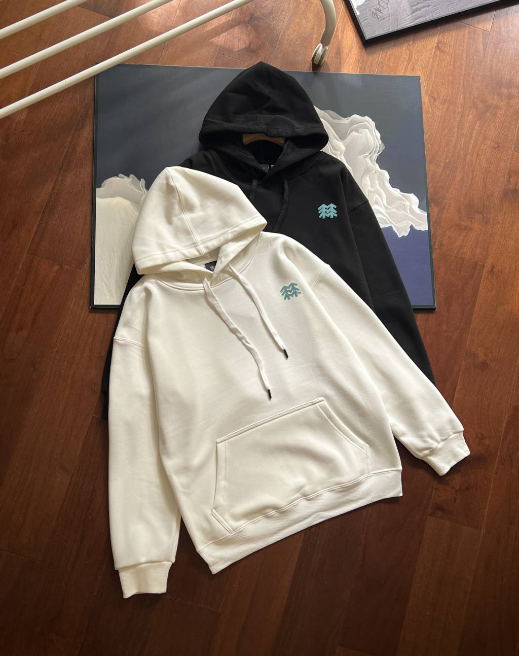 💰125
KOLON SPORT可隆户外运动露营男女情侣款宽松连帽涂鸦加绒卫衣!
全棉面料,布面平整,光泽自然,手感柔软,上身舒适,品质细腻。
内里复合银狐绒,保暖升级,温暖时刻相伴。
兜帽配有拉绳,可调节松紧,提升穿着舒适感,
罗纹针织的袖口和下摆,贴合身形保持有型,同时防止寒风灌入。
配有袋鼠式口袋,提供小物件收纳空间。
前胸和后身印有精致的可隆创意露营图案,生动有趣,
男女中性款设计,可作情侣款穿搭。
适合多场景户外出行穿搭的连帽卫衣。
颜色:黑色,白色,
尺码:M--2XL
尺码 胸围 衣长 肩宽 袖长 建议体重
M: 108 67 56 55. 100-125
L: 113 69 58 57 125-145
XL: 118 71 60 59 145-165
2XL:122 73 62 61 165-185