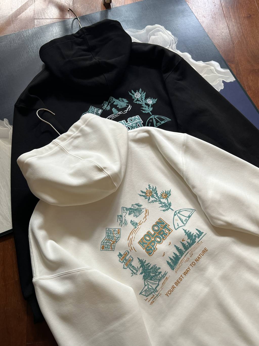 💰125
KOLON SPORT可隆户外运动露营男女情侣款宽松连帽涂鸦加绒卫衣!
全棉面料,布面平整,光泽自然,手感柔软,上身舒适,品质细腻。
内里复合银狐绒,保暖升级,温暖时刻相伴。
兜帽配有拉绳,可调节松紧,提升穿着舒适感,
罗纹针织的袖口和下摆,贴合身形保持有型,同时防止寒风灌入。
配有袋鼠式口袋,提供小物件收纳空间。
前胸和后身印有精致的可隆创意露营图案,生动有趣,
男女中性款设计,可作情侣款穿搭。
适合多场景户外出行穿搭的连帽卫衣。
颜色:黑色,白色,
尺码:M--2XL
尺码 胸围 衣长 肩宽 袖长 建议体重
M: 108 67 56 55. 100-125
L: 113 69 58 57 125-145
XL: 118 71 60 59 145-165
2XL:122 73 62 61 165-185
