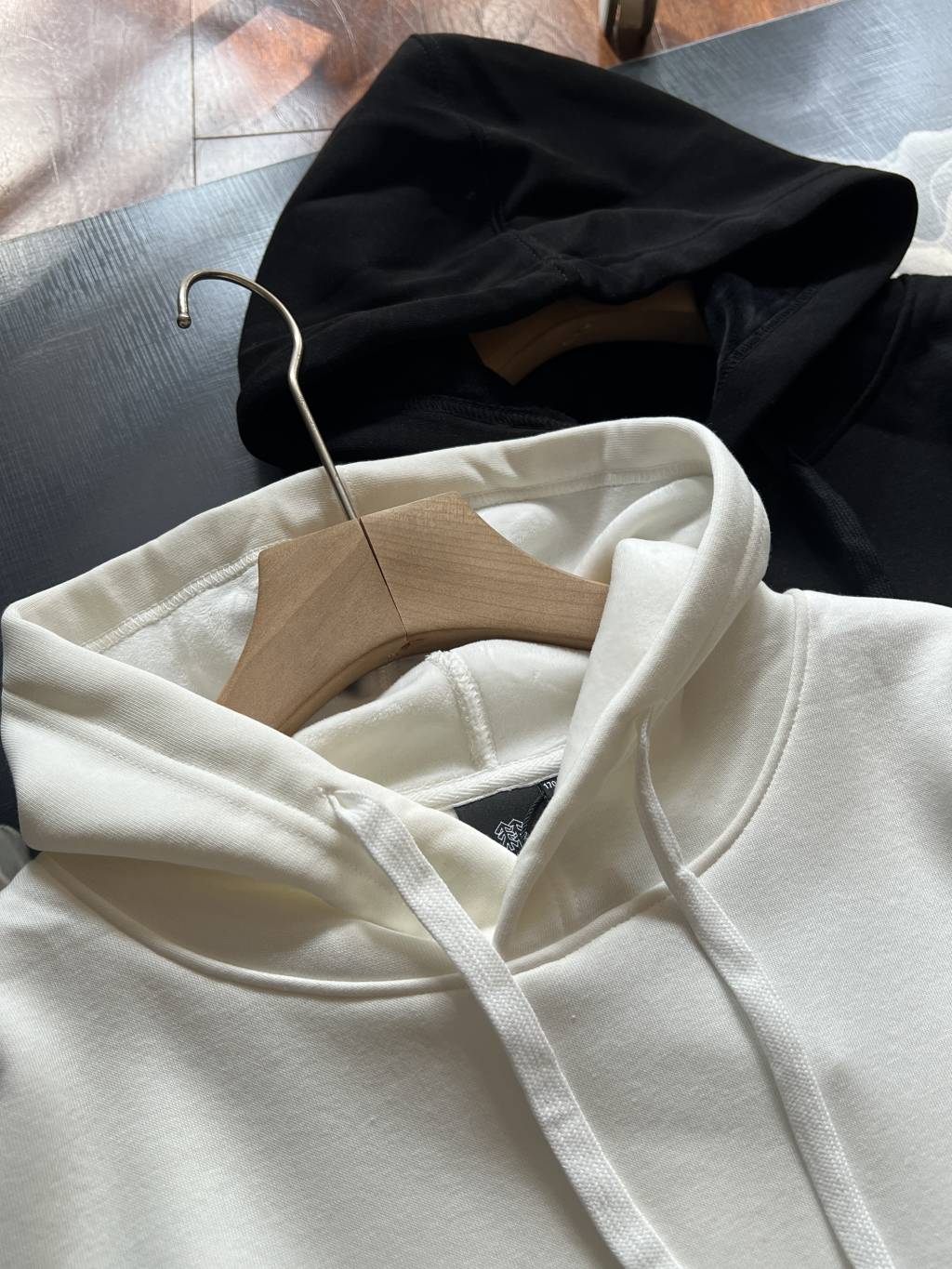 💰125
KOLON SPORT可隆户外运动露营男女情侣款宽松连帽涂鸦加绒卫衣!
全棉面料,布面平整,光泽自然,手感柔软,上身舒适,品质细腻。
内里复合银狐绒,保暖升级,温暖时刻相伴。
兜帽配有拉绳,可调节松紧,提升穿着舒适感,
罗纹针织的袖口和下摆,贴合身形保持有型,同时防止寒风灌入。
配有袋鼠式口袋,提供小物件收纳空间。
前胸和后身印有精致的可隆创意露营图案,生动有趣,
男女中性款设计,可作情侣款穿搭。
适合多场景户外出行穿搭的连帽卫衣。
颜色:黑色,白色,
尺码:M--2XL
尺码 胸围 衣长 肩宽 袖长 建议体重
M: 108 67 56 55. 100-125
L: 113 69 58 57 125-145
XL: 118 71 60 59 145-165
2XL:122 73 62 61 165-185
