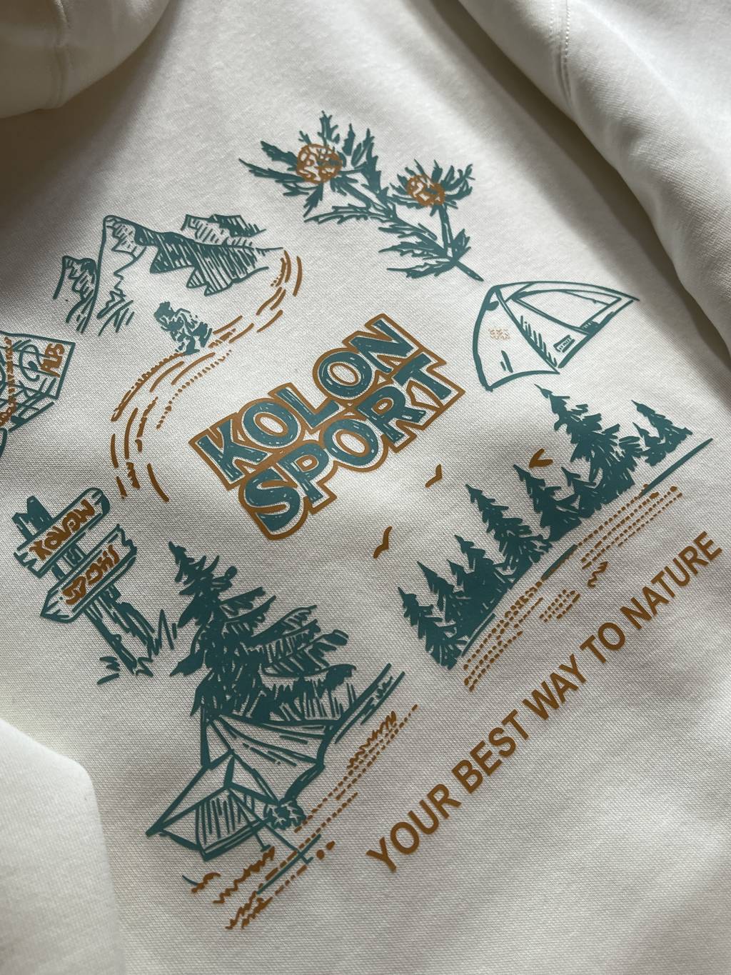 💰125
KOLON SPORT可隆户外运动露营男女情侣款宽松连帽涂鸦加绒卫衣!
全棉面料,布面平整,光泽自然,手感柔软,上身舒适,品质细腻。
内里复合银狐绒,保暖升级,温暖时刻相伴。
兜帽配有拉绳,可调节松紧,提升穿着舒适感,
罗纹针织的袖口和下摆,贴合身形保持有型,同时防止寒风灌入。
配有袋鼠式口袋,提供小物件收纳空间。
前胸和后身印有精致的可隆创意露营图案,生动有趣,
男女中性款设计,可作情侣款穿搭。
适合多场景户外出行穿搭的连帽卫衣。
颜色:黑色,白色,
尺码:M--2XL
尺码 胸围 衣长 肩宽 袖长 建议体重
M: 108 67 56 55. 100-125
L: 113 69 58 57 125-145
XL: 118 71 60 59 145-165
2XL:122 73 62 61 165-185