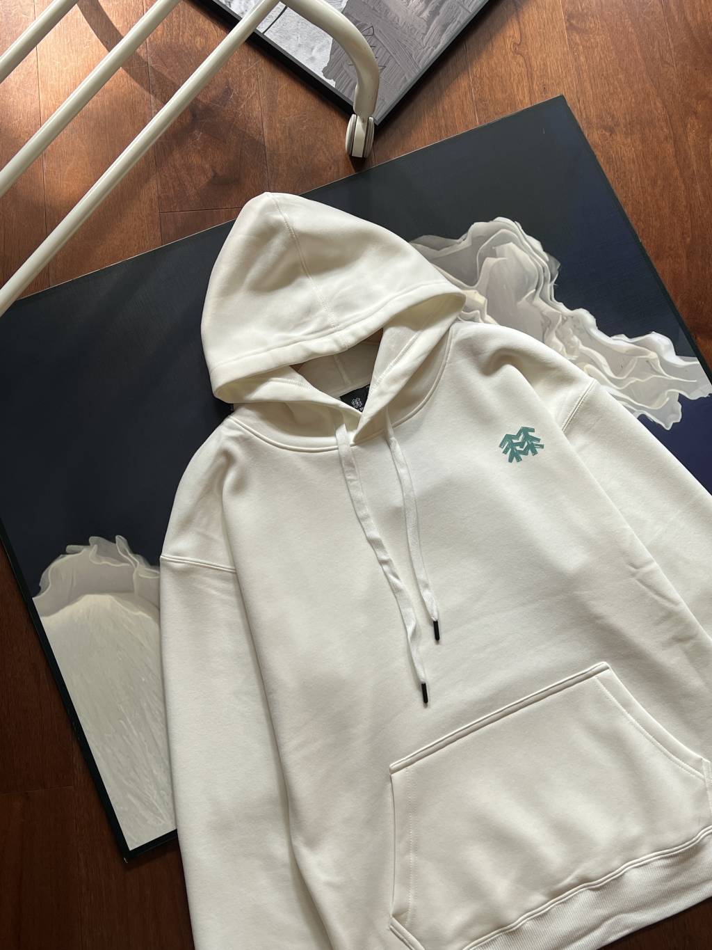 💰125
KOLON SPORT可隆户外运动露营男女情侣款宽松连帽涂鸦加绒卫衣!
全棉面料,布面平整,光泽自然,手感柔软,上身舒适,品质细腻。
内里复合银狐绒,保暖升级,温暖时刻相伴。
兜帽配有拉绳,可调节松紧,提升穿着舒适感,
罗纹针织的袖口和下摆,贴合身形保持有型,同时防止寒风灌入。
配有袋鼠式口袋,提供小物件收纳空间。
前胸和后身印有精致的可隆创意露营图案,生动有趣,
男女中性款设计,可作情侣款穿搭。
适合多场景户外出行穿搭的连帽卫衣。
颜色:黑色,白色,
尺码:M--2XL
尺码 胸围 衣长 肩宽 袖长 建议体重
M: 108 67 56 55. 100-125
L: 113 69 58 57 125-145
XL: 118 71 60 59 145-165
2XL:122 73 62 61 165-185