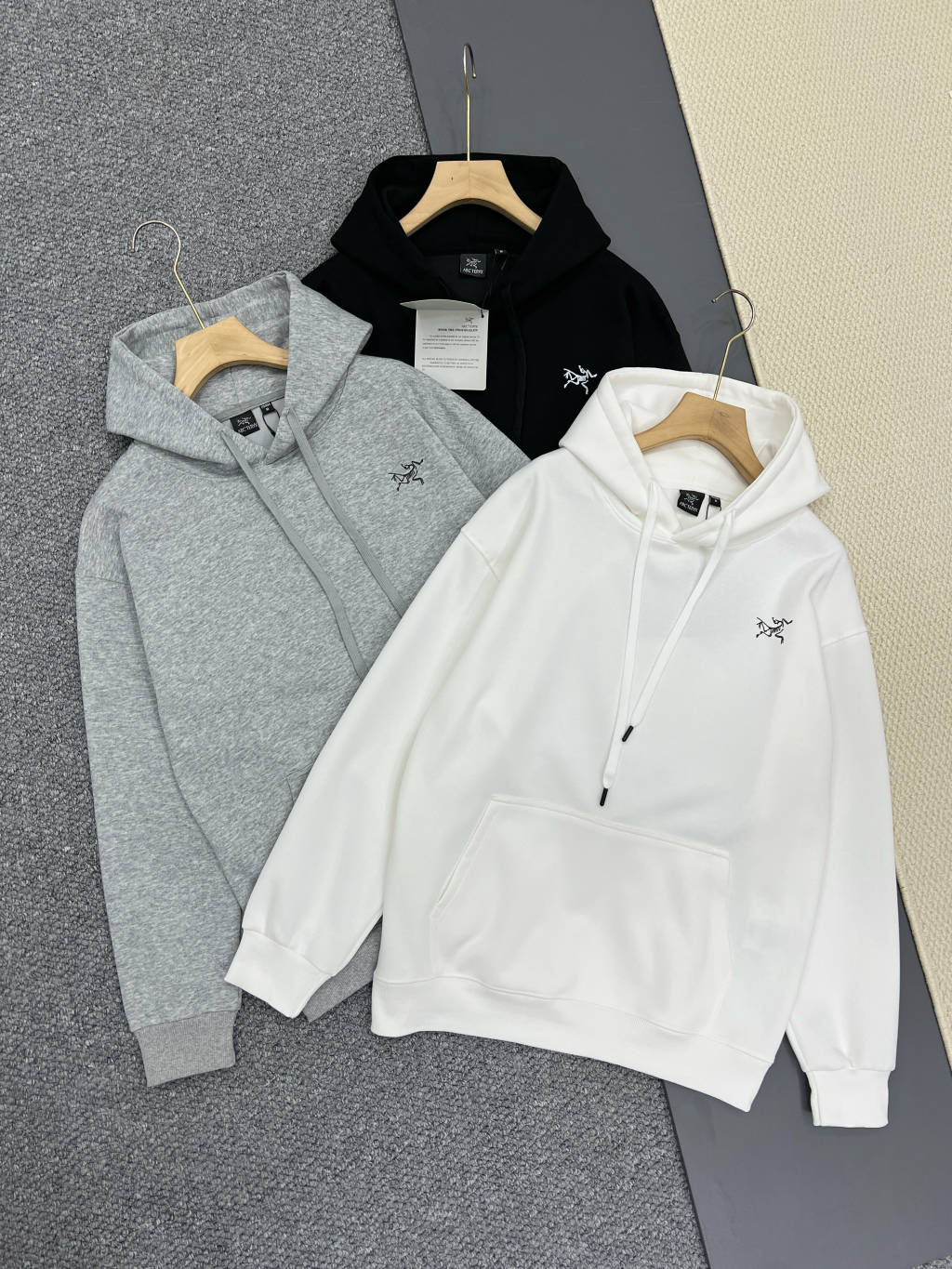 💰195
ARC'TERYX始祖鸟秋季新款情侣休闲运动连帽套头卫衣!
穿梭在都市与自然,感受始祖鸟带来的魅力,
置身自然之间,习得纯粹本真的幸福!
棉质混纺面料,具有更好的透气性能,同时更易于打理。
胸前鸟家小logo印花,后背骨头鸟和字母搭配作为设计点缀,更显时尚风格,
弹力罗纹收口,袖口及下摆采用罗纹针织收口设计,伸展灵活,运动自如。
袋鼠式插手袋连通式的趣味性设计,储物便捷,轻松出行。
立体裁剪,简约百搭,利落线条勾勒,塑造挺拔精神风貌!
整体风格简约,为都市休闲运动通勤而生!
颜色:黑色,白色
尺码:M--2XL
胸围 衣长 袖长 肩宽 推荐体重
M: 108 68 60 48 100-125斤
L : 112 70 61 49 125-145斤
XL: 116 72 62 50 145-165斤
2XL:120 74 63 51 165-185斤