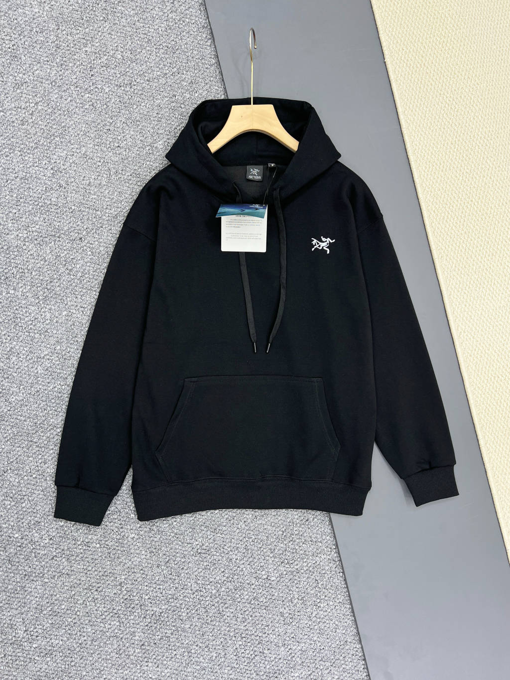 💰195
ARC'TERYX始祖鸟秋季新款情侣休闲运动连帽套头卫衣!
穿梭在都市与自然,感受始祖鸟带来的魅力,
置身自然之间,习得纯粹本真的幸福!
棉质混纺面料,具有更好的透气性能,同时更易于打理。
胸前鸟家小logo印花,后背骨头鸟和字母搭配作为设计点缀,更显时尚风格,
弹力罗纹收口,袖口及下摆采用罗纹针织收口设计,伸展灵活,运动自如。
袋鼠式插手袋连通式的趣味性设计,储物便捷,轻松出行。
立体裁剪,简约百搭,利落线条勾勒,塑造挺拔精神风貌!
整体风格简约,为都市休闲运动通勤而生!
颜色:黑色,白色
尺码:M--2XL
胸围 衣长 袖长 肩宽 推荐体重
M: 108 68 60 48 100-125斤
L : 112 70 61 49 125-145斤
XL: 116 72 62 50 145-165斤
2XL:120 74 63 51 165-185斤