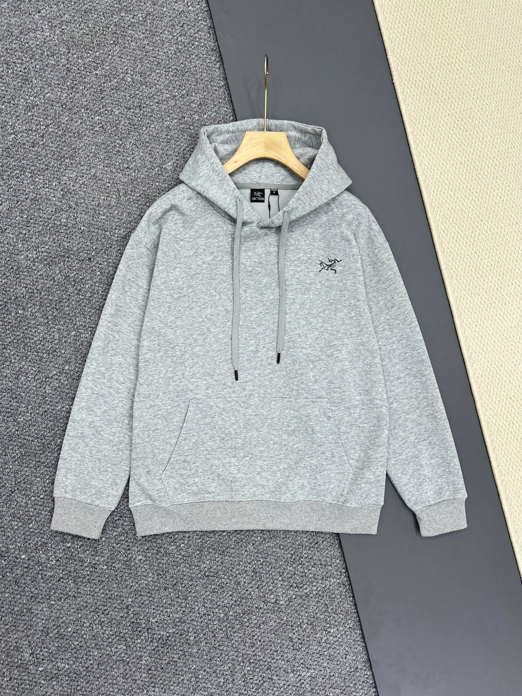 💰195
ARC'TERYX始祖鸟秋季新款情侣休闲运动连帽套头卫衣!
穿梭在都市与自然,感受始祖鸟带来的魅力,
置身自然之间,习得纯粹本真的幸福!
棉质混纺面料,具有更好的透气性能,同时更易于打理。
胸前鸟家小logo印花,后背骨头鸟和字母搭配作为设计点缀,更显时尚风格,
弹力罗纹收口,袖口及下摆采用罗纹针织收口设计,伸展灵活,运动自如。
袋鼠式插手袋连通式的趣味性设计,储物便捷,轻松出行。
立体裁剪,简约百搭,利落线条勾勒,塑造挺拔精神风貌!
整体风格简约,为都市休闲运动通勤而生!
颜色:黑色,白色
尺码:M--2XL
胸围 衣长 袖长 肩宽 推荐体重
M: 108 68 60 48 100-125斤
L : 112 70 61 49 125-145斤
XL: 116 72 62 50 145-165斤
2XL:120 74 63 51 165-185斤