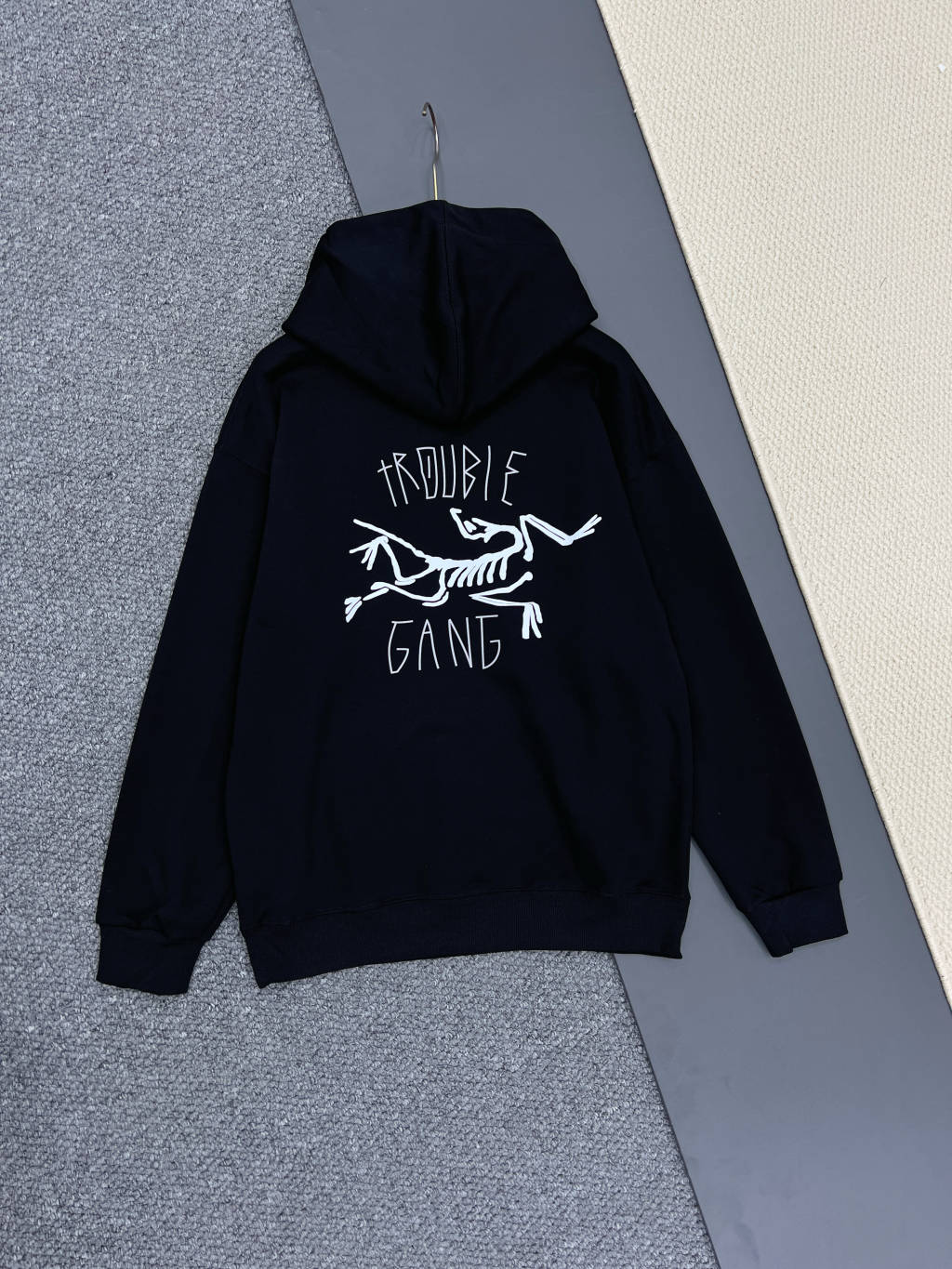 💰195
ARC'TERYX始祖鸟秋季新款情侣休闲运动连帽套头卫衣!
穿梭在都市与自然,感受始祖鸟带来的魅力,
置身自然之间,习得纯粹本真的幸福!
棉质混纺面料,具有更好的透气性能,同时更易于打理。
胸前鸟家小logo印花,后背骨头鸟和字母搭配作为设计点缀,更显时尚风格,
弹力罗纹收口,袖口及下摆采用罗纹针织收口设计,伸展灵活,运动自如。
袋鼠式插手袋连通式的趣味性设计,储物便捷,轻松出行。
立体裁剪,简约百搭,利落线条勾勒,塑造挺拔精神风貌!
整体风格简约,为都市休闲运动通勤而生!
颜色:黑色,白色
尺码:M--2XL
胸围 衣长 袖长 肩宽 推荐体重
M: 108 68 60 48 100-125斤
L : 112 70 61 49 125-145斤
XL: 116 72 62 50 145-165斤
2XL:120 74 63 51 165-185斤