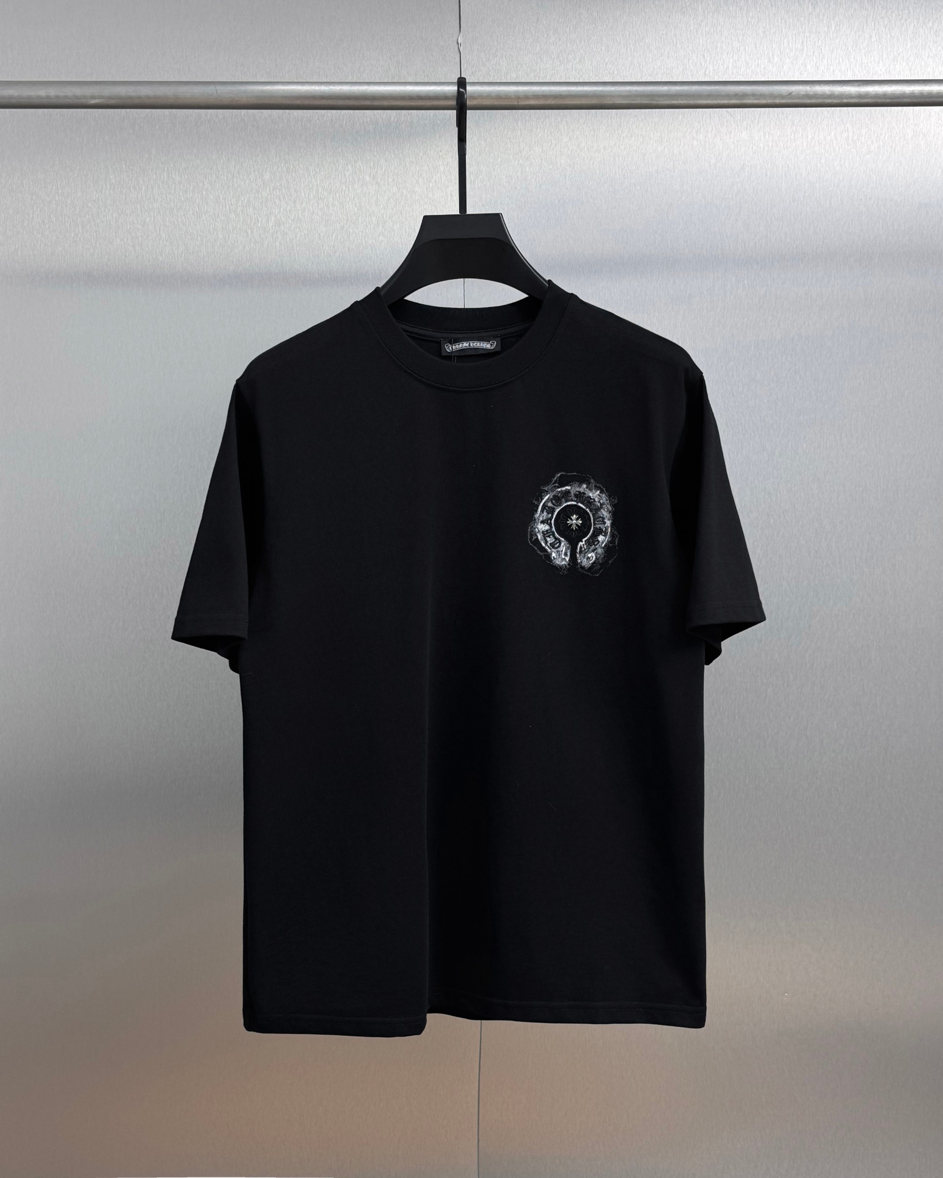 包邮 顶级版本.专柜品质 Chrome Hearts克罗心 重工梵文泼墨刺绣LOGO休闲圆领短袖T恤 定制290克双纱纯棉面料 质感非常舒服柔软透气性强 专柜级别精致双针车线(100%区别市场) 搭配2x2双股螺纹面料(螺纹同缸定染无色差 不易变形) 原版1:1版型 原版1:1定制辅料 领标 洗水唛 吊牌 包装(细节完美) 砖柜同步 时尚又个性 超级百搭好看的一款 男女都非常合适 人手必备款 版型: 宽松版型 颜色: 黑色 白色 : 衣长71 胸围110 肩宽50.5 袖长23 M: 衣长73 胸围114 肩宽52 袖长24 L: 衣长75 胸围120 肩宽53.5 袖长25 XL: 衣长77 胸围124 肩宽55 袖长26 体重: 135斤以下推荐穿S 135斤-155斤推荐穿M 155斤-175斤推荐穿L 175斤-200斤推荐穿XL 尺码表数据仅供参考,手工测量,会存在1-2CM的误差