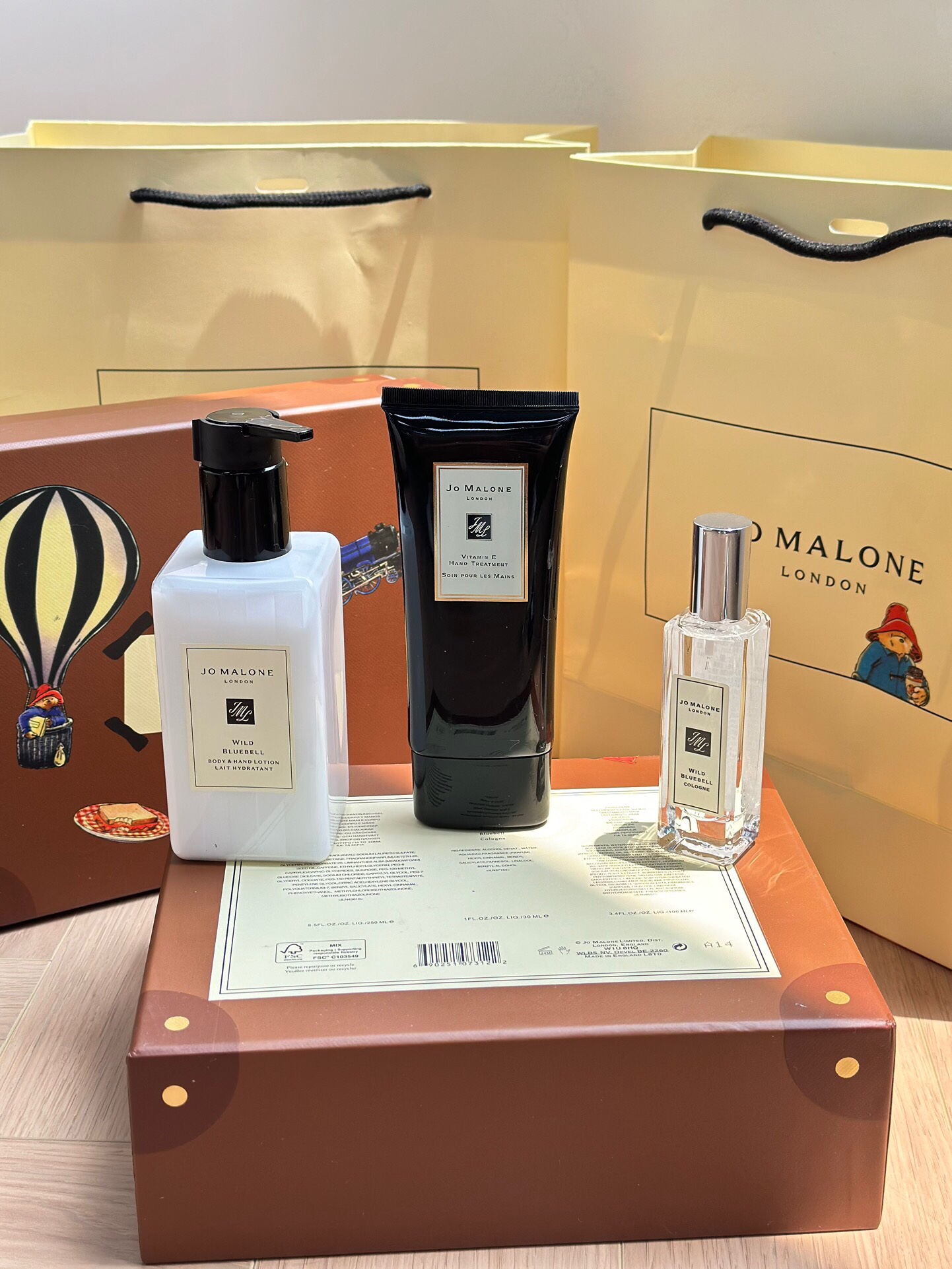 专/70💰
祖马龙帕丁顿熊三件套！
A组 蓝风铃身体乳250ml 蓝风铃香水30ml ve护手霜100ml

B组 蓝风铃沐浴露250ml 蓝风铃香水30ml ve护手霜100ml