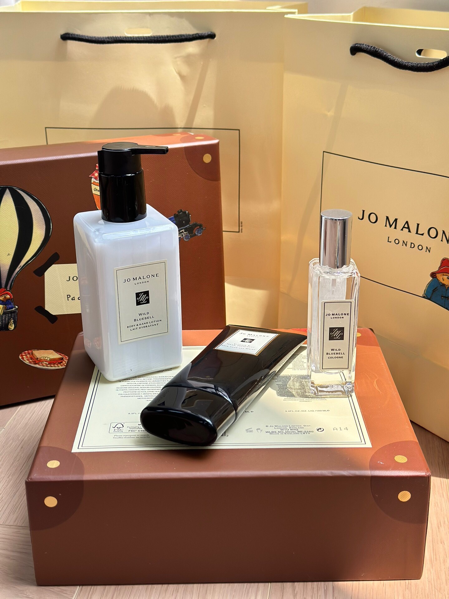 专/70💰
祖马龙帕丁顿熊三件套！
A组 蓝风铃身体乳250ml 蓝风铃香水30ml ve护手霜100ml

B组 蓝风铃沐浴露250ml 蓝风铃香水30ml ve护手霜100ml