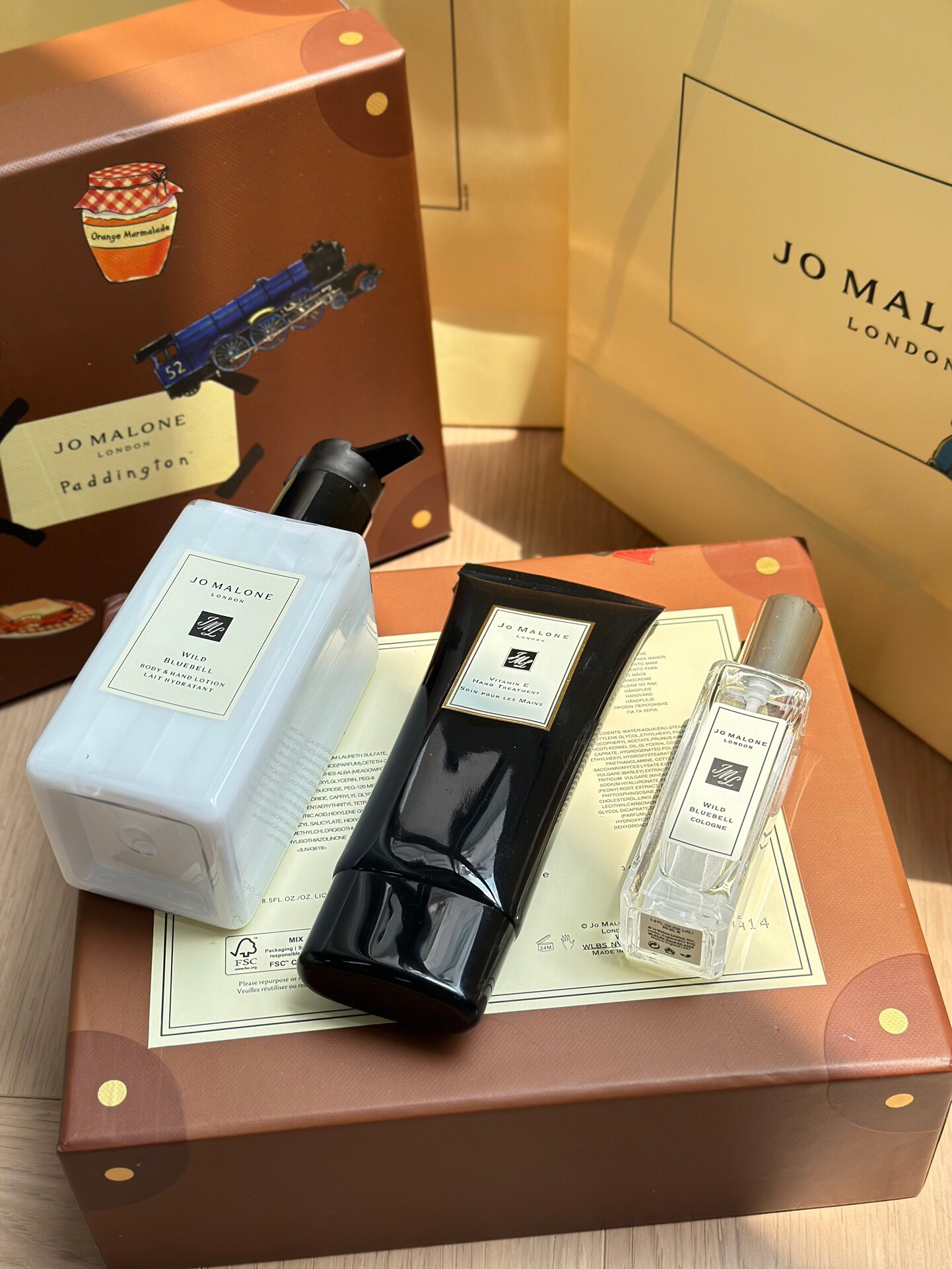 专/70💰
祖马龙帕丁顿熊三件套！
A组 蓝风铃身体乳250ml 蓝风铃香水30ml ve护手霜100ml

B组 蓝风铃沐浴露250ml 蓝风铃香水30ml ve护手霜100ml