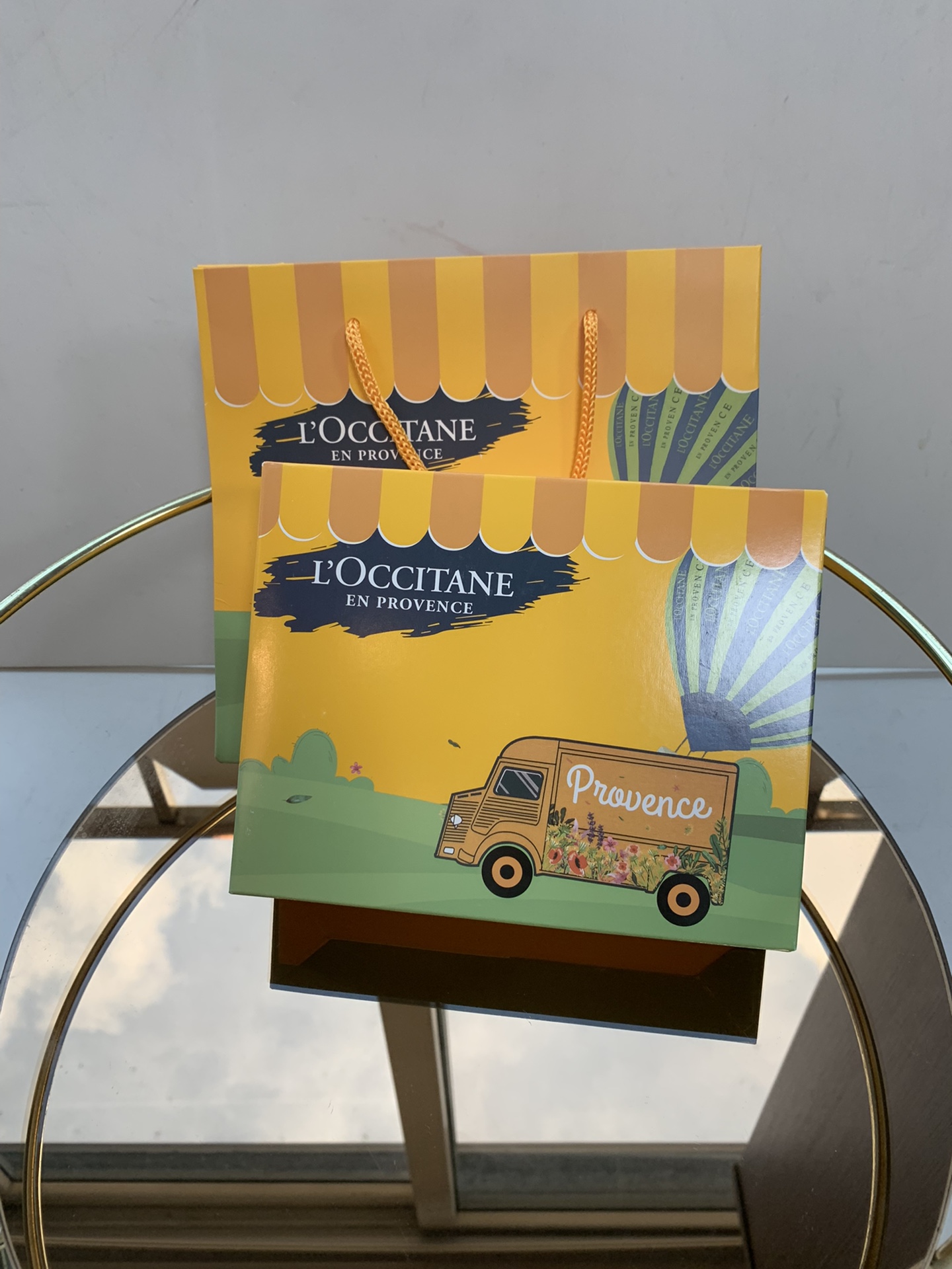 ¡Set de tres cremas de manos de gran capacidad de L'Occitane! Incluye: 75ml*3. Aromas: flor de naranjo, rosa, cerezo. C…