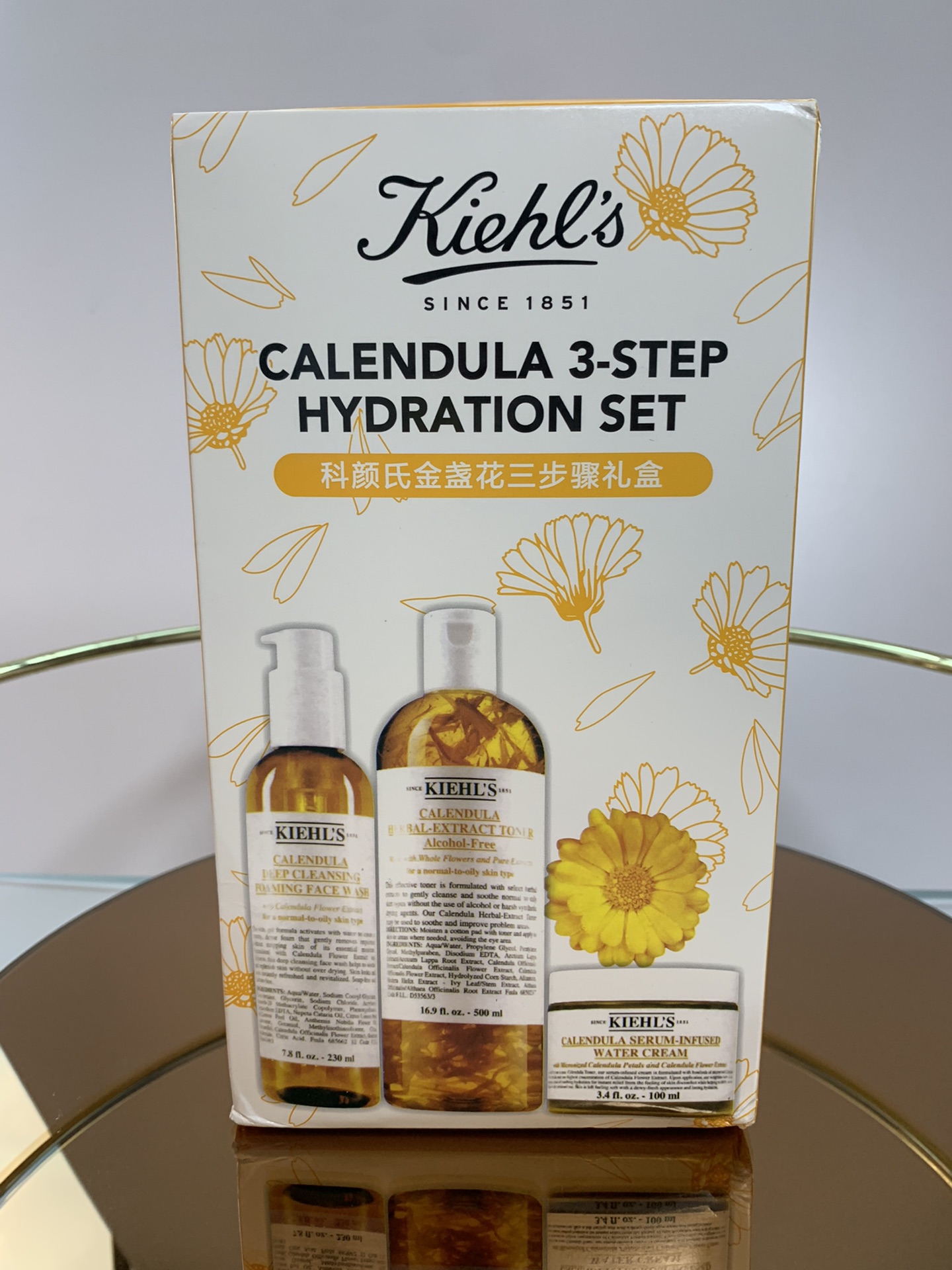 Set de tres piezas de caléndula de Kiehl's! Incluye: Agua 500ml + Limpiador 230ml + Crema de agua 100ml.