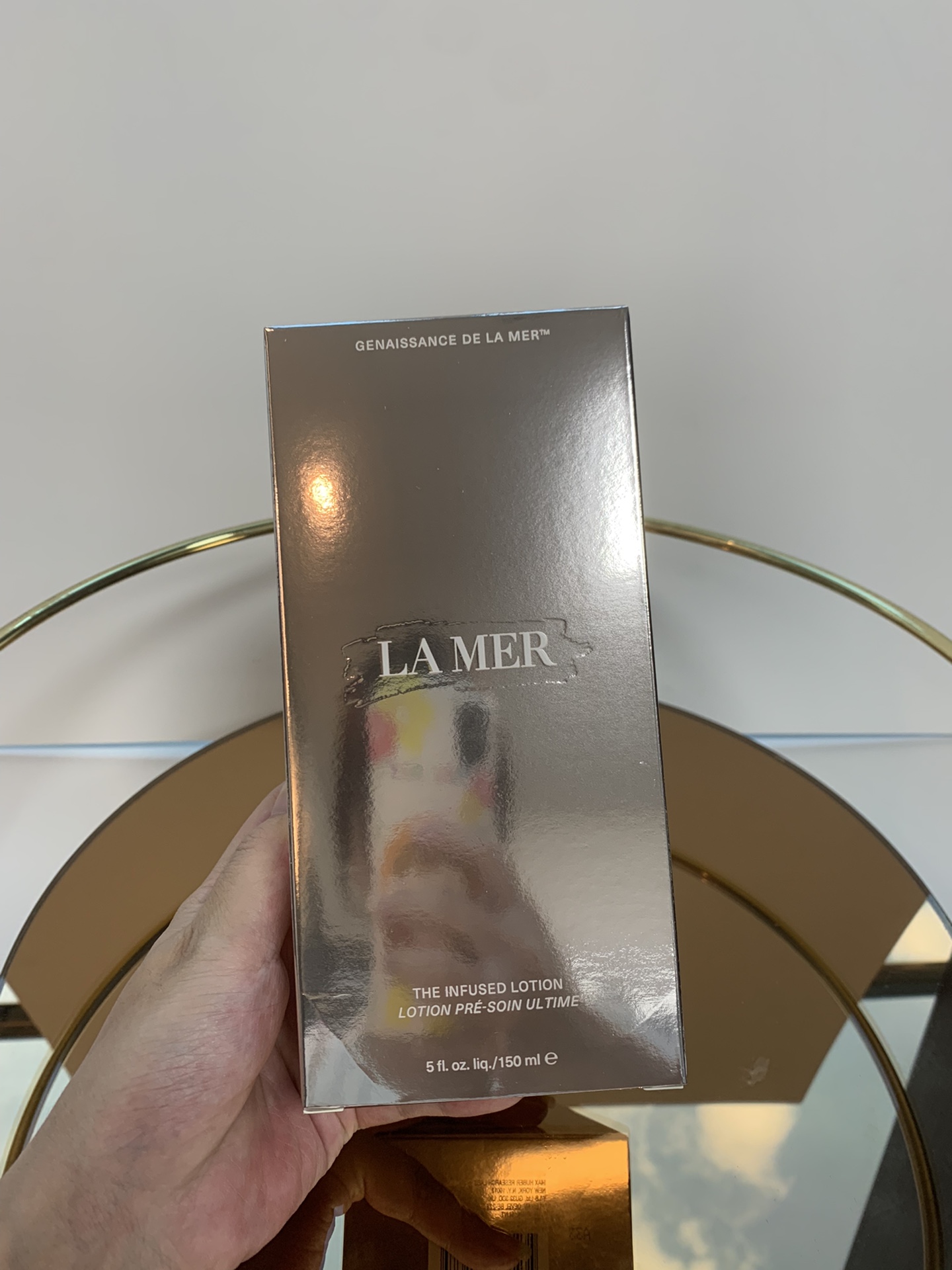 NO:810969,The right version, the right taste, the highest version on the market, private model, Mingtong market approved version of La Mer Gilded Rejuvenating Essence, Aqua Mingtong Edition 150ml!  The most high-end gold-plated series, a lady-level anti-aging essence. It is a two-in-one essence of water and milk. Shake it well before use, which can quickly repair the skin and anti-aging. The essence contains crystal magical active essence, which can promote cell regeneration, quickly repair skin aging, and is an anti-aging fighter~~, skin care products19860909对版对味,市面最高版本,私模,明通市场认可版本海蓝之谜鎏金焕颜精华水明通版150ml！最高端的鎏金系列,贵妇级别的抗老精华,属于水乳二合一的精华水,使用前先摇匀,可以达到急速修护肌肤、抗老化的作用~精华中有晶体神奇活性精萃,可以促进细胞新生,快速修护肌肤老化,抗老届的战斗机~~,护肤品,accessory